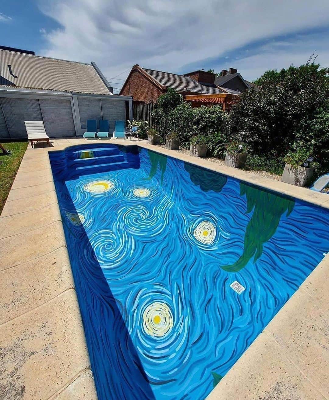 Crazy Roomsのインスタグラム：「Incredible pool design by @amancay.murales 😍✨」