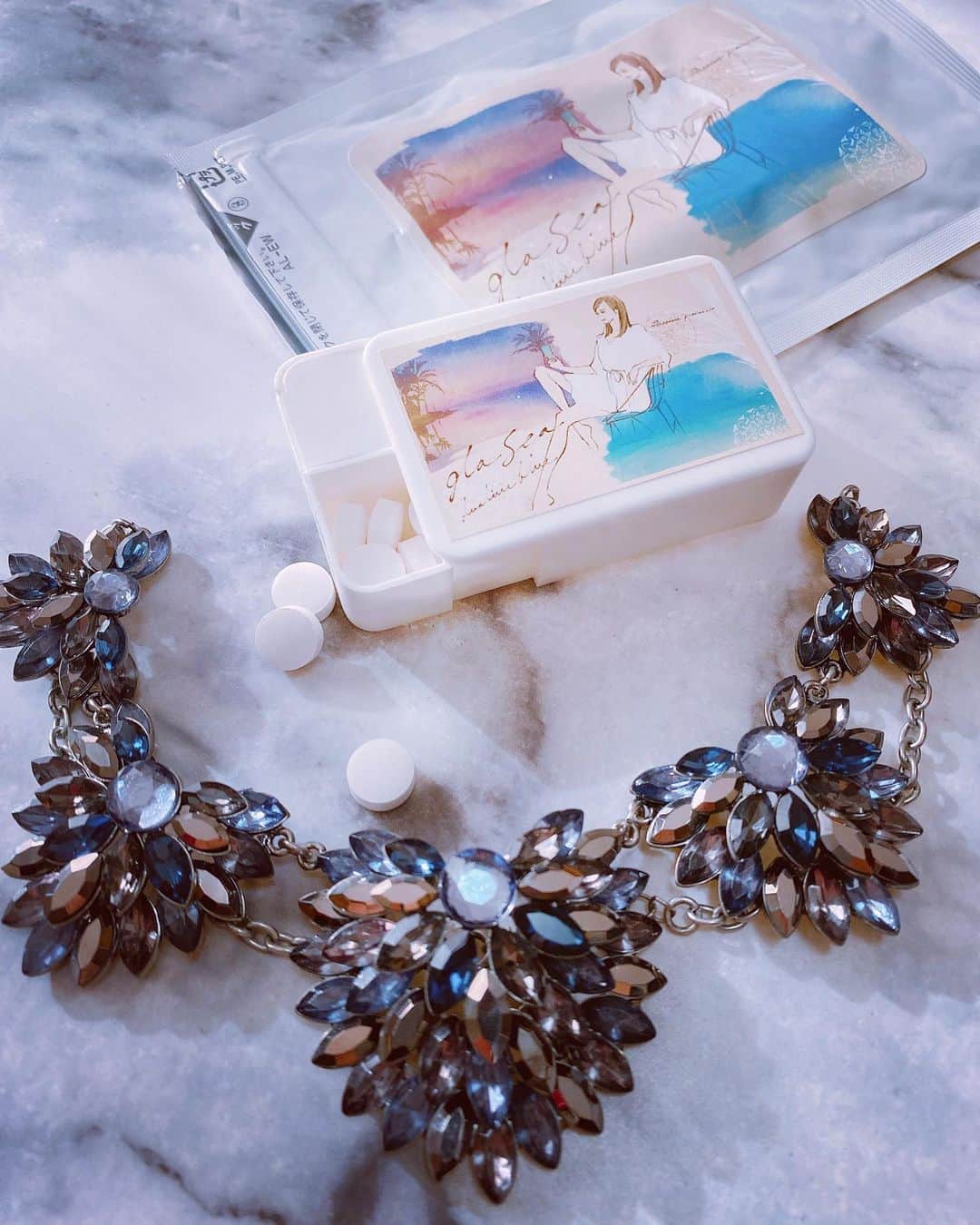Erenaのインスタグラム：「💎💎 glasea 💎💎 『グラッシースパークリングチュアブル 』@glasea.wave 1日この1粒でたくさんのビタミンが補給できるHappyタブレット毎日継続中😍 マサミちゃん @s.family.rmr プロデュースのこのタブレット☺︎私は毎朝噛んで食べるのがマイブーム♥️♥️♥️ カムカムフルーツの酸っぱい味でスッキリ目が覚めてやる気UP🙌 たくさんビタミンとれてるからお肌の調子がとってもいい感じ✨🧖🏼‍♀️✨ 憧れのマサミ肌に近づけるかなぁ…(๑˃̵ᴗ˂̵)♡ . ⚫︎レモンの60倍のビタミンC = "カムカムフルーツ" 配合🍋 ⚫︎葉酸,フィッシュコラーゲン,プラセンタ,ビタミンA,B1,B6,B12,C,D,E 配合 ⚫︎1日1粒 ⚫︎噛んでも舐めても飲んでもok . ✔️ぜひチェックしてね😘✔️ 【公式ｵﾝﾗｲﾝｽﾄｱ】https://glasea.shopselect.net/ . . #glasea#グラッシー#グラッシースパークリングチュアブル#タブレット#サプリメント#美容#健康#アンチエイジング#美肌#プラセンタ#ビタミン#カムカムフルーツ#レモン60倍のビタミンC#葉酸#フィッシュコラーゲン#夢のサプリ#美の秘訣#大理石#ジュエリー#宝石#ブルー」