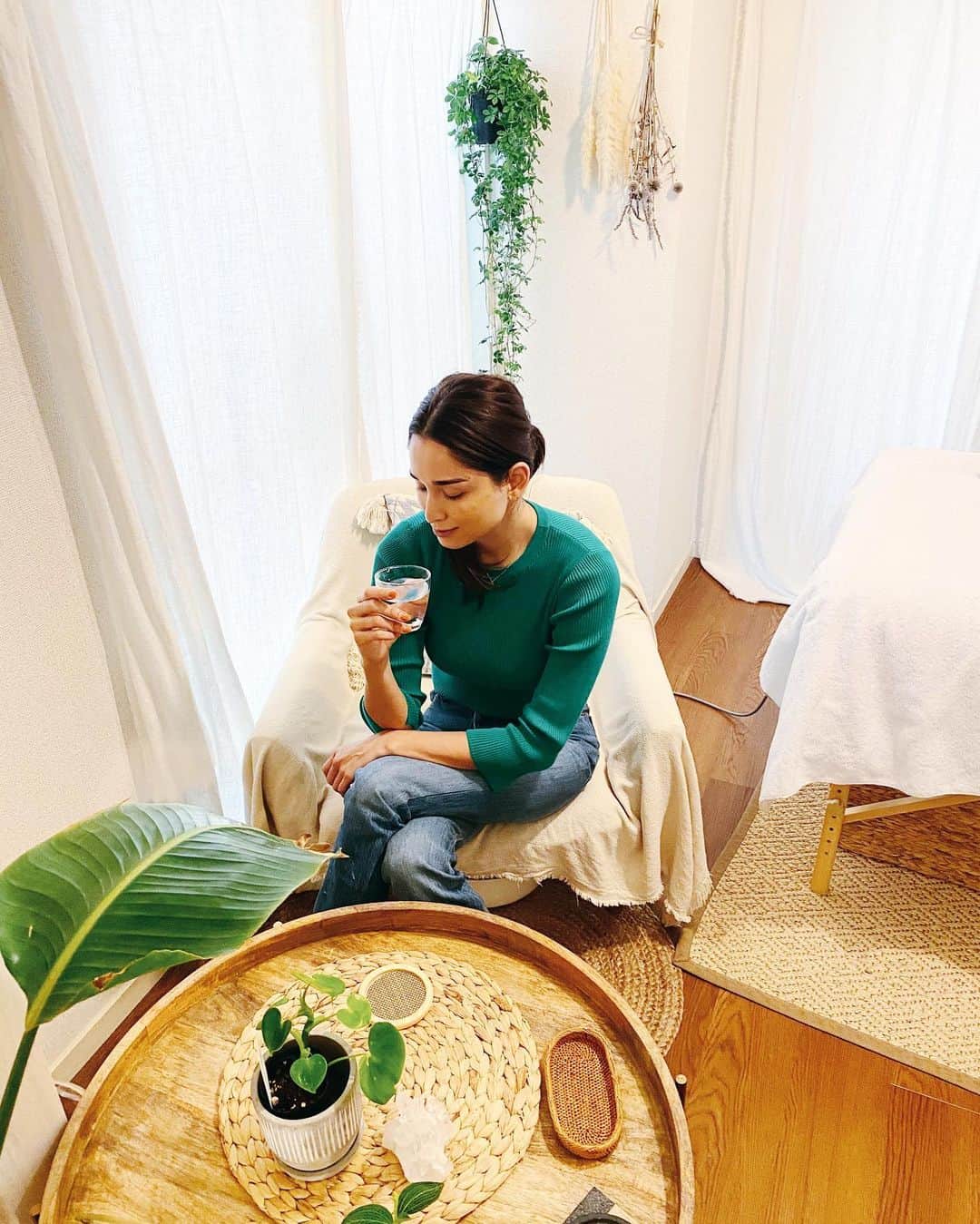 のインスタグラム：「ともにリラックスできる癒しの ひと時を@the_cleaness へ😌🍃🧡 ・ 素早く心と身体に作用する独自のメソッドで、 疲れた心と身体を五感で解放し、 自分らしさを取り戻す😇 ・ トータルリラクゼーションで美と健康の 維持をサポートする、全く新しい トリートメントサロンです☺️🧡 ・ 不安な状況だからこそ、癒やしの時間を 大事にしないとですね😌🥺 ・ SPA DAY ☺️ recharging my energy  at @the_cleaness 😇😇😇 ・ #thecleaness#detox#massage#ebisu #癒やしの時間#恵比寿マッサージ」
