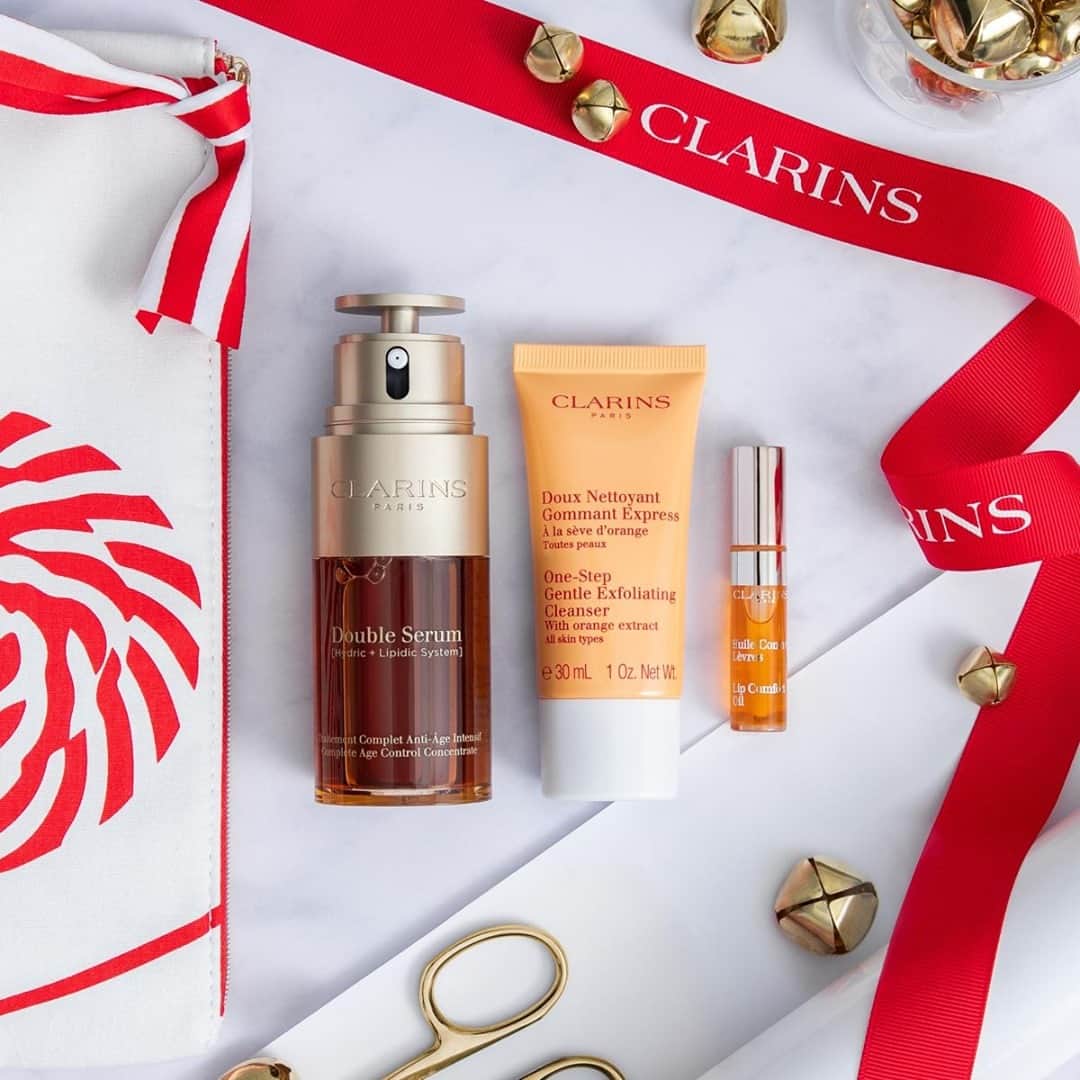 Clarins Canadaのインスタグラム：「Here's a set to help you get your glow back! ✨The One-Step Gentle Exfoliating Cleanser gently polishes away impurities, the Double Serum acts on the five vital functions of the skin to boost its radiance & the Lip Comfort Oil nourishes the lips and leaves a delicious shiny finish.⁣ __________⁣ Voilà un ensemble qui ravivera l'éclat de votre teint en deux temps trois mouvements !✨ Le Doux Nettoyant Gommant Express libère la peau des impuretés en un seul geste, le Double Serum agit sur les cinq fonctions vitales de la peau pour la faire rayonner & l'Huile Confort Lèvres nourrit les lèvres en plus de les sublimer de brillance.⁣ .⁣ .⁣ .⁣ #Clarins #ItsAllAboutYou #ChristmasWithClarins #SweetHoliday #ClarinsHoliday」
