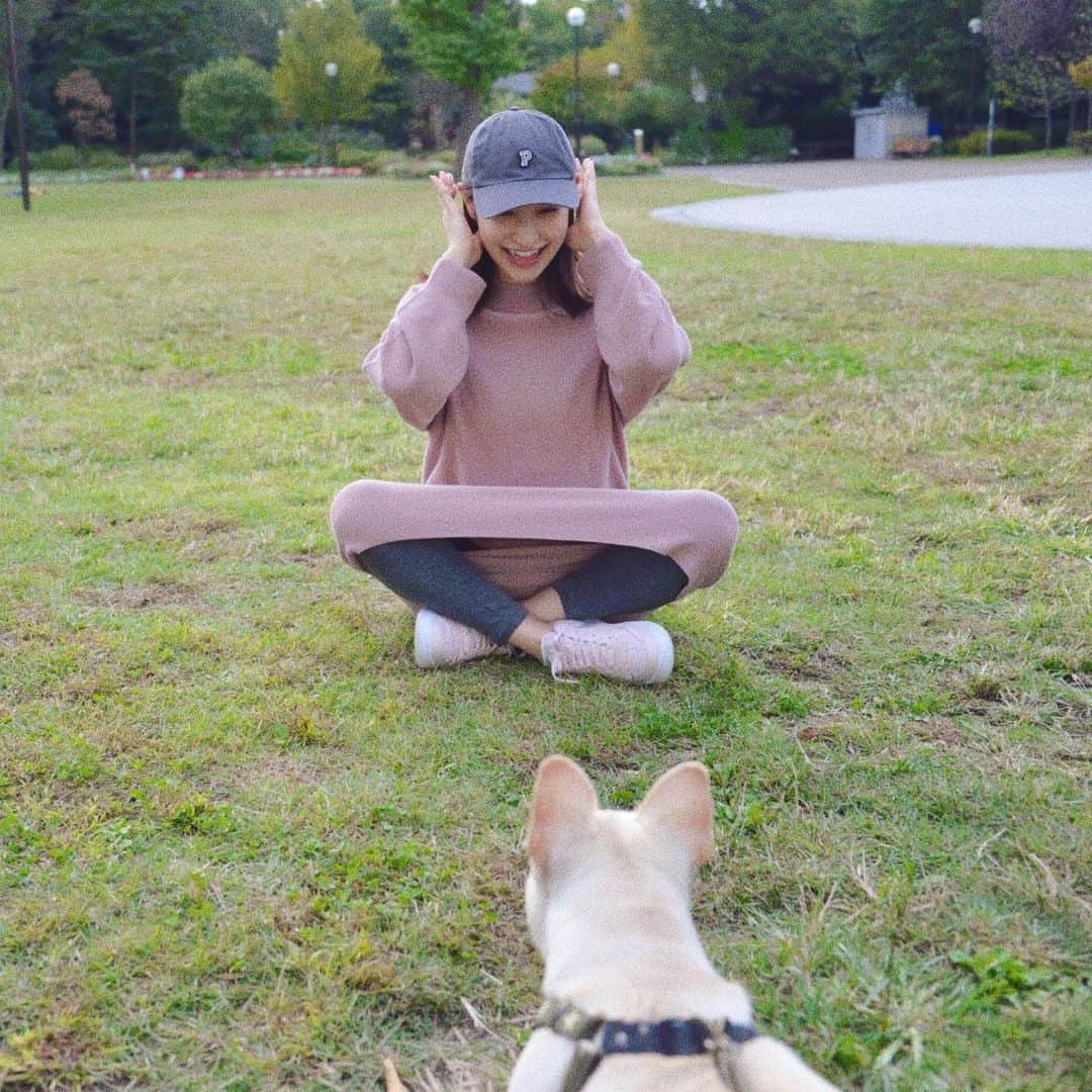 星沙織さんのインスタグラム写真 - (星沙織Instagram)「* * The Happy moment!! ·ᴥ·ྀི * 仲良しのカメラマンさんに 撮っていただきました。笑  なんてね〜  (📷) @ranaranaran   らんらん本格的なカメラ 持っててビックリ！笑 センスあるから なんでもこなしちゃう人➳♡゛ * * #smile #shibapark  #happy #dogstagram  #芝公園 #おさんぽ #お散歩 #ぷぷ #pupu #mix犬 #チワプー  2枚目 おもっちゃんもおるよー🐕♡」12月9日 11時15分 - saaaaa0rin