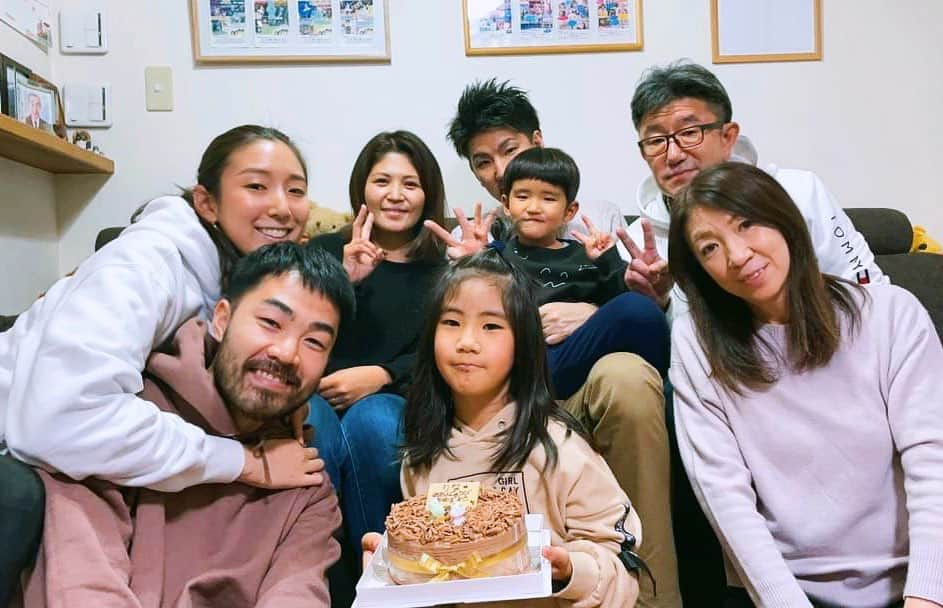 のインスタグラム：「. りなちゃんのお誕生日会🤍 会ったらいつも沢山ギュウするの☺️ 照れながらも嬉しそうにしてくれるりなちゃんがとっても愛おしい🥺❤️ これからの成長も楽しみだな〜 りなちゃんにとって、笑顔いっぱいの一年になりますように😌 . #happybirthday#😘😘😘😘」