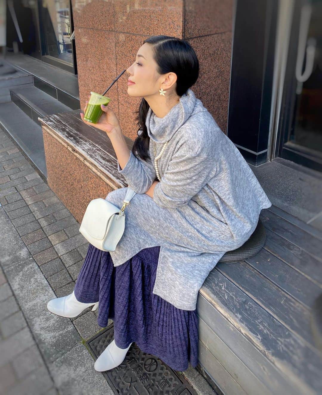 のインスタグラム：「散歩の後、健康なドリンクを外で飲むのが気持ち良い🚶‍♂️🥬  一枚でワンピにもなり、後ろを前にすると重ね着風、下にスカートやデニムを合わせても可愛くて、ウエストのペプラムをつけるとウエストカバーワンピにもなる、どんなシーンにも対応する、あったかいワンピとサスペンダー付きの裾プリーツスカートが12/12(土)TSVです✨✨  家着としても、楽チンであったかくてかなり優秀❣️ ニット特有の背中の肉を、オシャレに隠せます😍  伸び伸びで楽チンだけど、綺麗な色も揃ありきちんと見えるから、いつ人に会っても安心できるし、家でも綺麗でいられる😍✨  今週、発売前に届いたので、真っ先に着たら楽すぎてこればっかり着てる❣️ （私着用のものは＋5cmにしています)  12/12(土)0:00〜08:00〜11:00〜17:00〜22:00〜の生放送、お時間許す方はファッショントークもするので楽しんでくださいね❣️  #背中のフレアを前にして着ると重ね着風でお腹カバー✨ #6枚目は7号サイズを153cmの方に着ていただいています！ #7枚目は中に着たサスペンダー付きの裾プリーツスカートを右156左153の身長の方に着て貰って！ #ボーダーセーターは胸の一本と袖がシャギーでボタンも可愛い💕 #スカートもワンピもこんなに布を使って8000円台です❣️ #10枚目のネックレスは年末なので大奮発してY字にもなりパールもチェーンも形を変えられて4999円です❣️ #モコモコバックも発売😍 @anelalux @qvc_japan #tsv」