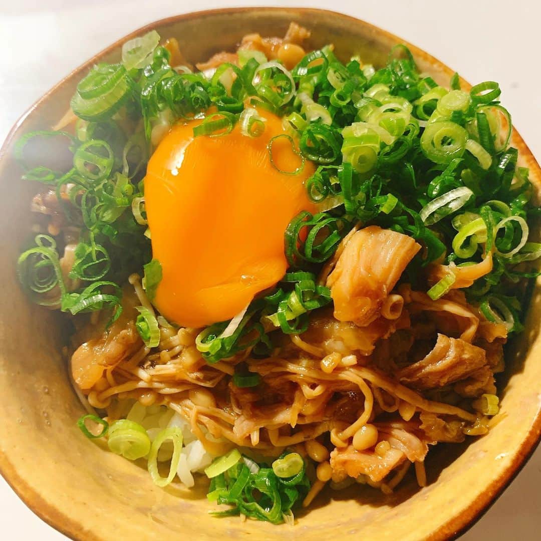 谷口菜津子のインスタグラム：「なめ茸と鶏肉丼」