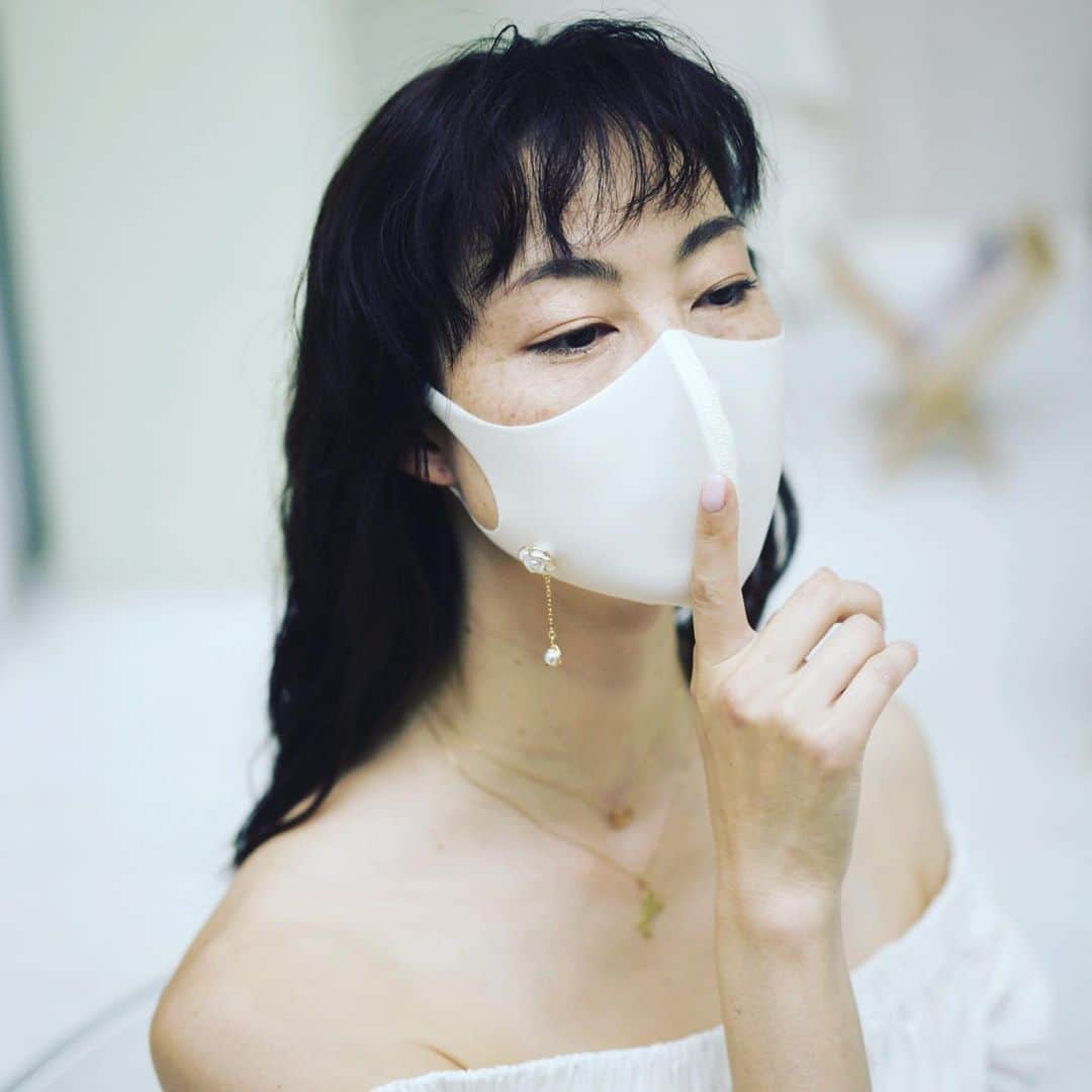 佐藤康恵さんのインスタグラム写真 - (佐藤康恵Instagram)「ホワイトマスクはスッキリ綺麗に✨ お気に入りのマスクチャームを付けてあなただけのマスクに💖 マスク専用インスタ&ショップ開設準備しています！ お待ちくださいね❣️ ☆彡 佐藤康恵リリース！ 「Snushine Hours」からの「Sweet Sweet」なんだか私は『S』が好きらしいSato Yasue(^^) @spotifyjp @bigup_zine よろしくね！ ☆彡 Yasue Sato Music YouTubeチャンネルにて「Sweet Sweet」ショートバージョンもMVもフォローしてね！ ☆彡 #whitemask #maskcharm #ysjewel #sweetsweet #yasuesato #佐藤康恵」12月9日 11時28分 - yasuesato.official