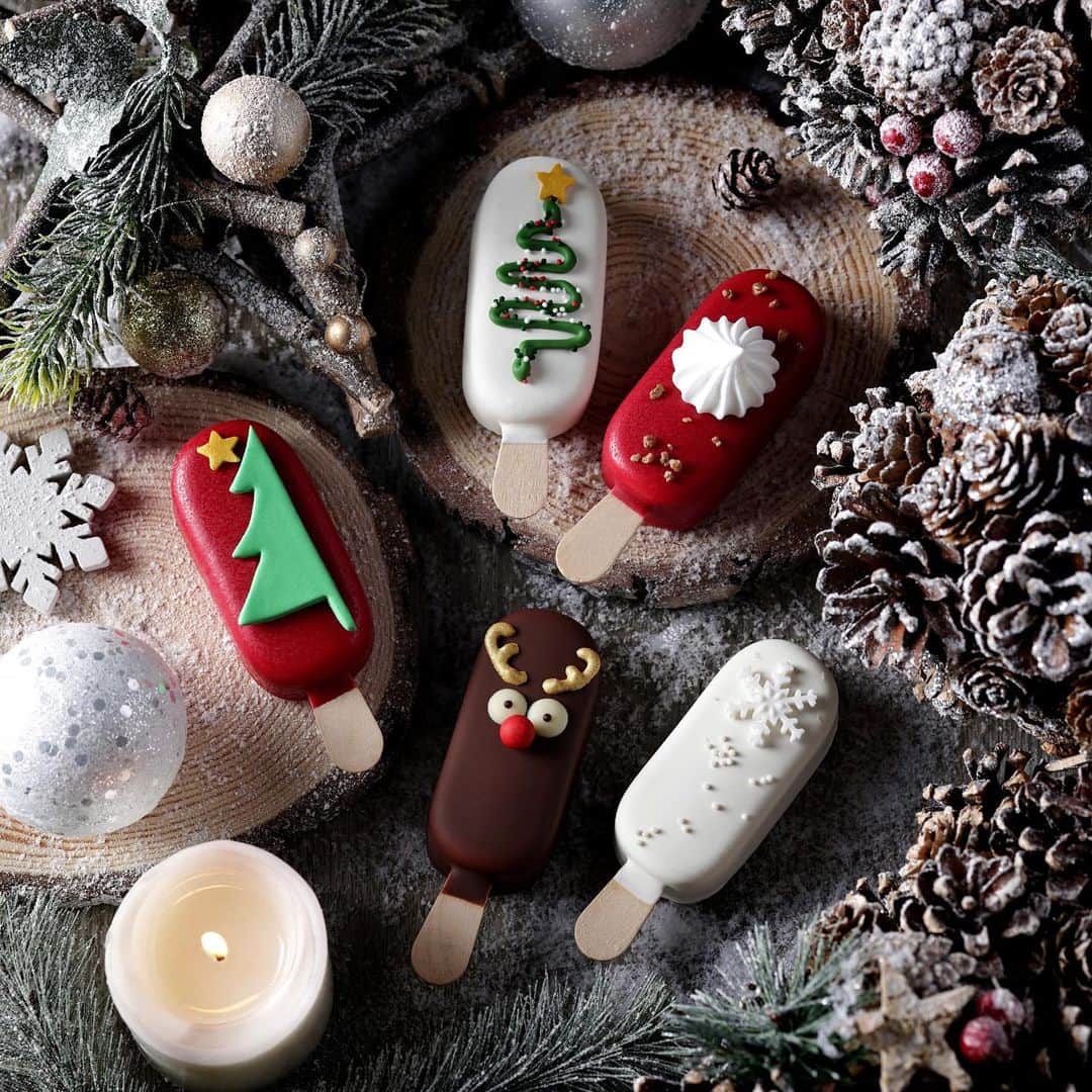 I.T IS INSPIRATIONさんのインスタグラム写真 - (I.T IS INSPIRATIONInstagram)「[16 days to Christmas] get your Christmas sweets ready and enjoy the festive time at home. - Assorted Christmas cakes, cupcakes and cake popsicles are available at @siftdesserts . Order them online to get your holiday feast ready. - #Christmascountdown #Christmasvibes #Christmascakes #sift #siftdesserts #cupcakes #cakepops #sweets」12月9日 11時38分 - ithk