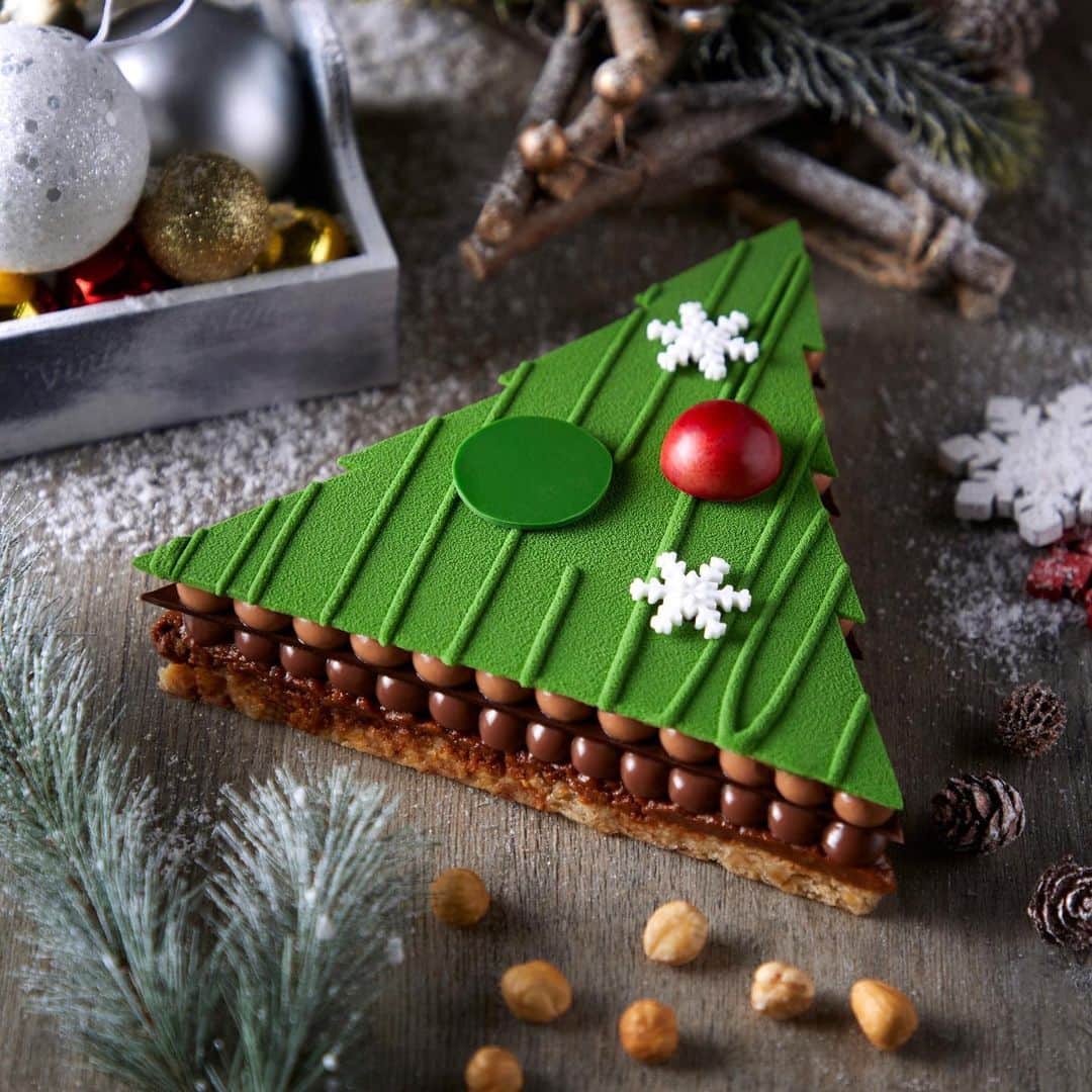 I.T IS INSPIRATIONさんのインスタグラム写真 - (I.T IS INSPIRATIONInstagram)「[16 days to Christmas] get your Christmas sweets ready and enjoy the festive time at home. - Assorted Christmas cakes, cupcakes and cake popsicles are available at @siftdesserts . Order them online to get your holiday feast ready. - #Christmascountdown #Christmasvibes #Christmascakes #sift #siftdesserts #cupcakes #cakepops #sweets」12月9日 11時38分 - ithk