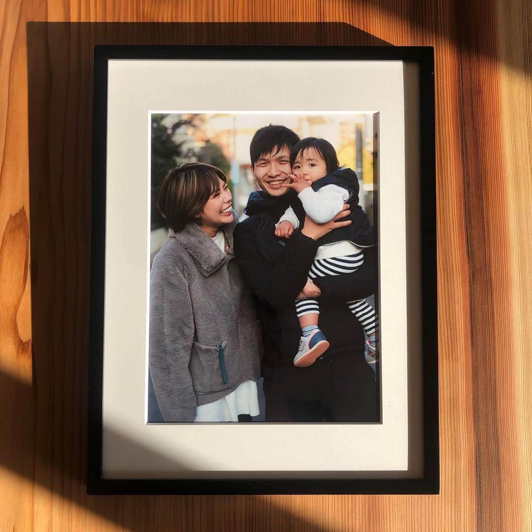 阿部裕介のインスタグラム：「今年の年明け、まだコロナ騒ぎがない頃に撮影した家族写真。 あっという間の一年！  #2020 #ある家族」
