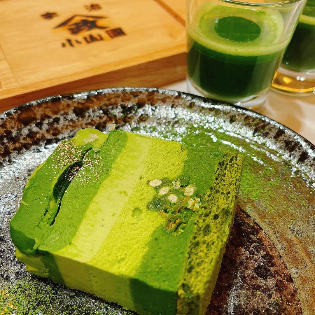 里井真由美さんのインスタグラム写真 - (里井真由美Instagram)「国内のわずか0.03%❗️希少な宇治抹茶で仕上げたスイーツとお抹茶 「おうちでお茶会セット」でございます〜 @allforone_matcha   京都宇治抹茶 「山政小山園」さんが「茶品評会」にも出店された 極上かつ希少な抹茶♡ @yamamasa_koyamaen   そのお抹茶を鎧塚俊彦 (ヨロイヅカ トシヒコ)シェフと、ヒルトン東京 播田修 (ハリタ オサム)シェフが それぞれプレミアムな抹茶スイーツ に仕上げて下さいました😌✨  ●鎧塚シェフ →至高の抹茶テリーヌ 「引き算の美味」の極み。抹茶の香り風味を存分に活かしたテリーヌ。なめらかで 口溶けとともに薫る抹茶が最高〜♡ @toshiyoroizuka   ●播田シェフ →テテ  何層にもなった「足し算の美味」が楽しめます。食感の違いや香りのハーモニーが存分に楽しめます♡ @hiltontokyo  @osamuharita   🔻 🔻 2020/12/8  16時から❗ サイトMAKUAKE にて応援購入スタートです！  https://www.makuake.com/member/posted/1337698/  #makuake  ⭕️山政小山園さんは、究極の抹茶プロジェクト「#allforone 」を通じて「抹茶の再発見」をテーマに、茶生産農家さんやトップクリエイターさんとご提案されています。 @allforone_matcha   発表会でも 大人気でした！ お招き感謝でございます💖  コレからも楽しみ❗️  #AFO抹茶スイーツ#山政小山園 #抹茶の再発見#matcha #🇯🇵#kyoto#京都 #toshiyoroizuka #hiltontokyo #makuake #里井真由美#京都宇治抹茶#抹茶スイーツ#ありが糖運動#フードジャーナリスト里井真由美 #鎧塚俊彦 #クラファン #クラウドファンディング#おうちスイーツ」12月9日 11時36分 - mayumi.satoi