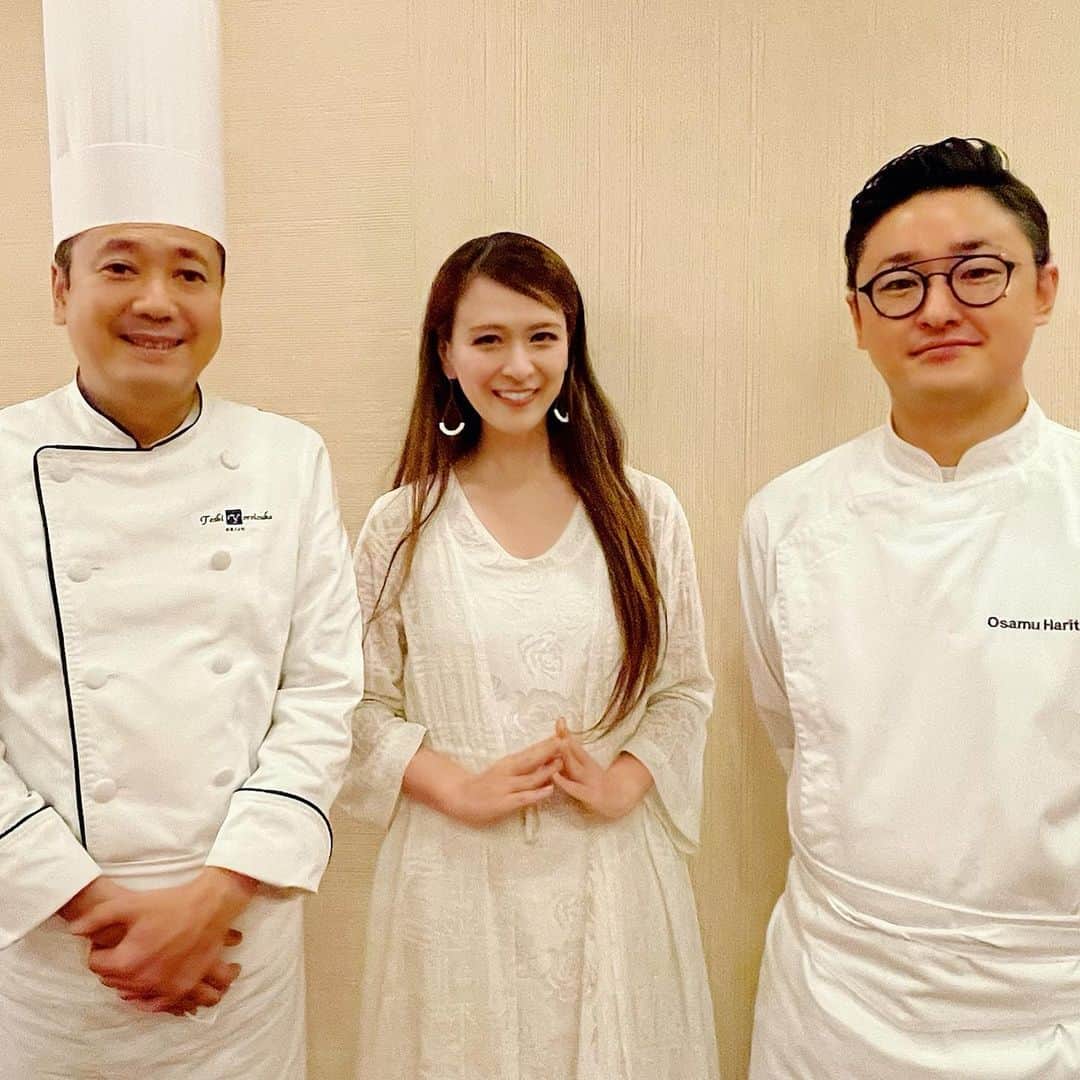 里井真由美さんのインスタグラム写真 - (里井真由美Instagram)「国内のわずか0.03%❗️希少な宇治抹茶で仕上げたスイーツとお抹茶 「おうちでお茶会セット」でございます〜 @allforone_matcha   京都宇治抹茶 「山政小山園」さんが「茶品評会」にも出店された 極上かつ希少な抹茶♡ @yamamasa_koyamaen   そのお抹茶を鎧塚俊彦 (ヨロイヅカ トシヒコ)シェフと、ヒルトン東京 播田修 (ハリタ オサム)シェフが それぞれプレミアムな抹茶スイーツ に仕上げて下さいました😌✨  ●鎧塚シェフ →至高の抹茶テリーヌ 「引き算の美味」の極み。抹茶の香り風味を存分に活かしたテリーヌ。なめらかで 口溶けとともに薫る抹茶が最高〜♡ @toshiyoroizuka   ●播田シェフ →テテ  何層にもなった「足し算の美味」が楽しめます。食感の違いや香りのハーモニーが存分に楽しめます♡ @hiltontokyo  @osamuharita   🔻 🔻 2020/12/8  16時から❗ サイトMAKUAKE にて応援購入スタートです！  https://www.makuake.com/member/posted/1337698/  #makuake  ⭕️山政小山園さんは、究極の抹茶プロジェクト「#allforone 」を通じて「抹茶の再発見」をテーマに、茶生産農家さんやトップクリエイターさんとご提案されています。 @allforone_matcha   発表会でも 大人気でした！ お招き感謝でございます💖  コレからも楽しみ❗️  #AFO抹茶スイーツ#山政小山園 #抹茶の再発見#matcha #🇯🇵#kyoto#京都 #toshiyoroizuka #hiltontokyo #makuake #里井真由美#京都宇治抹茶#抹茶スイーツ#ありが糖運動#フードジャーナリスト里井真由美 #鎧塚俊彦 #クラファン #クラウドファンディング#おうちスイーツ」12月9日 11時36分 - mayumi.satoi