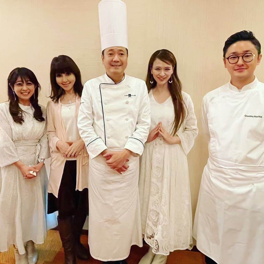里井真由美さんのインスタグラム写真 - (里井真由美Instagram)「国内のわずか0.03%❗️希少な宇治抹茶で仕上げたスイーツとお抹茶 「おうちでお茶会セット」でございます〜 @allforone_matcha   京都宇治抹茶 「山政小山園」さんが「茶品評会」にも出店された 極上かつ希少な抹茶♡ @yamamasa_koyamaen   そのお抹茶を鎧塚俊彦 (ヨロイヅカ トシヒコ)シェフと、ヒルトン東京 播田修 (ハリタ オサム)シェフが それぞれプレミアムな抹茶スイーツ に仕上げて下さいました😌✨  ●鎧塚シェフ →至高の抹茶テリーヌ 「引き算の美味」の極み。抹茶の香り風味を存分に活かしたテリーヌ。なめらかで 口溶けとともに薫る抹茶が最高〜♡ @toshiyoroizuka   ●播田シェフ →テテ  何層にもなった「足し算の美味」が楽しめます。食感の違いや香りのハーモニーが存分に楽しめます♡ @hiltontokyo  @osamuharita   🔻 🔻 2020/12/8  16時から❗ サイトMAKUAKE にて応援購入スタートです！  https://www.makuake.com/member/posted/1337698/  #makuake  ⭕️山政小山園さんは、究極の抹茶プロジェクト「#allforone 」を通じて「抹茶の再発見」をテーマに、茶生産農家さんやトップクリエイターさんとご提案されています。 @allforone_matcha   発表会でも 大人気でした！ お招き感謝でございます💖  コレからも楽しみ❗️  #AFO抹茶スイーツ#山政小山園 #抹茶の再発見#matcha #🇯🇵#kyoto#京都 #toshiyoroizuka #hiltontokyo #makuake #里井真由美#京都宇治抹茶#抹茶スイーツ#ありが糖運動#フードジャーナリスト里井真由美 #鎧塚俊彦 #クラファン #クラウドファンディング#おうちスイーツ」12月9日 11時36分 - mayumi.satoi