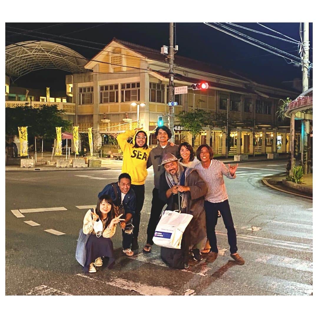 幸太さんのインスタグラム写真 - (幸太Instagram)「OKINAWA TRIP 2﻿ ﻿ ﻿ 2日目夜は、must eat pointへ🐽﻿ ﻿ 名護にある満味　﻿ ﻿ 僕の生き方の師匠であり、沖縄の食の神さま  @shogomanna ﻿ ﻿ の元へ皆んなが集合‼️﻿ 沖縄へ移住した仲間、ほぼ住んでる仲間（笑）﻿ そして家族ともいうべきショーゴ君にも会えて、﻿ ﻿ ﻿ 皆んなが誕生日祝いまでしてくれて﻿ Happy night過ぎたぁー😊﻿ ﻿ ﻿ 次の日は心友 @and_takeiteasy がやってる﻿ 石川にある海の目の前の﻿ @capful_okinawa で朝食したり @cailana_okinawa でマッタリしたり﻿ アメリカ住宅ならではの時間を味わいながら、 ﻿ ﻿ ﻿ ﻿ スタッフZの提案会で﻿ @cafe_beach_tree のコーヒーを﻿ 飲んでもらったり☕️﻿ ﻿ スタッフZは、﻿ この日の為に時間をかけて準備して来た事を﻿ 楽しみながら出来たかなぁ…﻿ 良い事も悪い事も、﻿ しっかりと何かを感じてくれてれば良いなぁ😎﻿ ﻿ ﻿ ﻿ そしてウチのスタッフZは、﻿ 神さまのお迎えで最高のオモチャ🚜に乗って﻿ 研修へ旅だって行きました😁﻿ ﻿ ﻿ #okinawa #goto #midokinawa #capful #cailana #manmi #trip #specialfood #surf #friends #family #innerpeace﻿ #キャプフル #カフェ #朝食 #カイラナ ﻿ #秘密基地 #うるま市グルメ #満味 #本当に美味い店 #名護グルメ #沖縄の家族 ﻿ #誕生日サプライズ #ありがとう ﻿ #満名匠吾 #俺にとっては ﻿ #沖縄を教えてくれた人 #おもてなしの神 ﻿ #生き方 #情熱が凄い ﻿」12月9日 11時39分 - kotawave