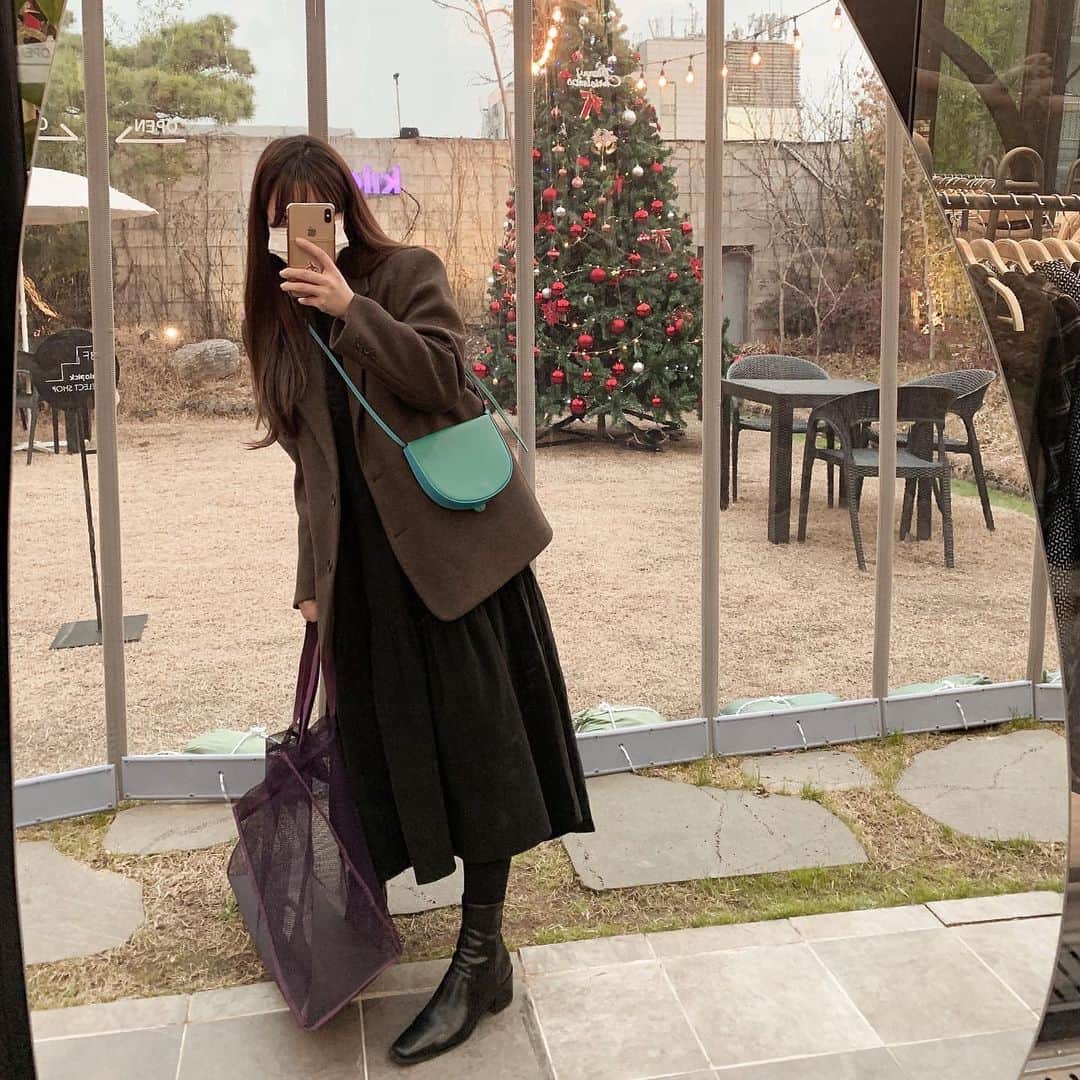 ユン・アラのインスタグラム：「#광고 요즘 핫한 키로픽에 다녀왔어요 :) 매장이 엄청 예쁘고 다양한 상품들이 있어서 한시간동안 구경했지 뭐에요..? ㅋㅋㅋㅋ저는 결국 두봉지 가득넣어 겟했답니다 후후 들어갈땐 분명 낮이였는데 😂  크로플도 유명한 곳이라는 소문이ㅠㅠ 코로나때문에 아쉽게도 먹지 못했어여.. 다음에는 크로플 먹으러 또한번 갈거에요 !!🤎   #키로픽 #❔❕#키로룩 #구제샵 #빈티지샵 #빈티지 #수입구제  #홍대빈티지 #홍대빈티지샵 #연희동옷가게」