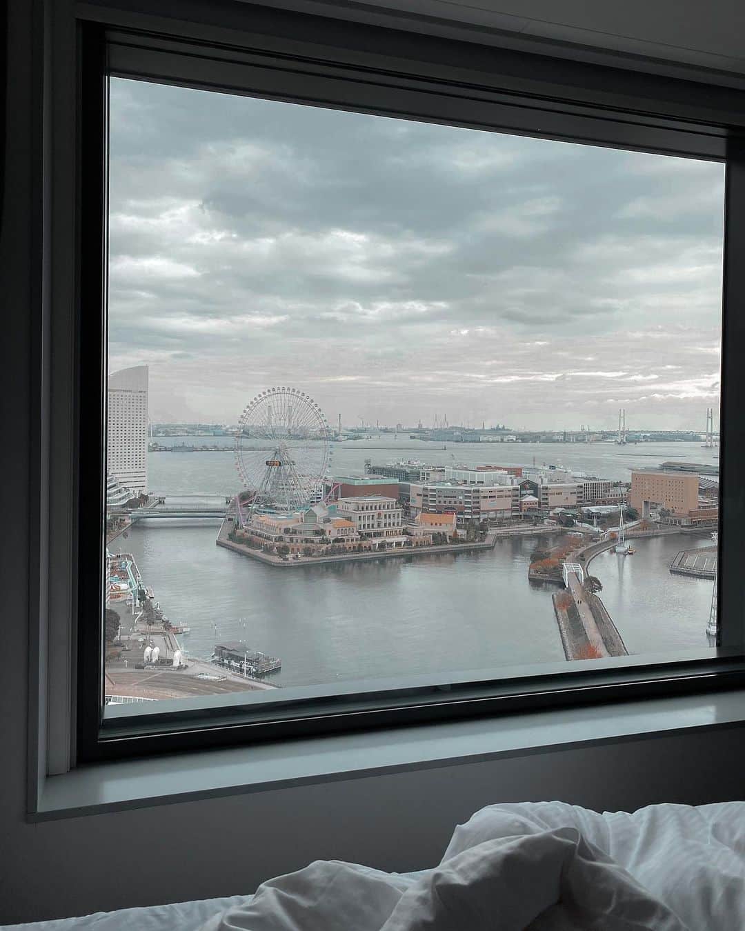 Airi Shibuyaのインスタグラム：「Cloudy💭 . 今日は何しよー💭🙄 . #yokohama#hotelstay#staycation #ステイケーション」