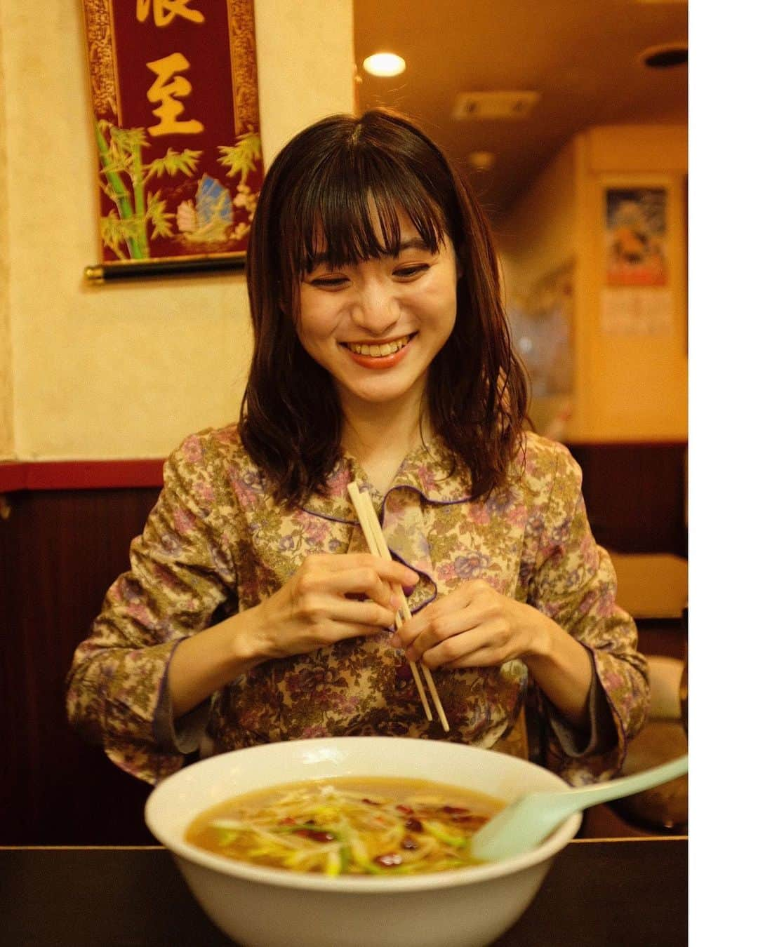 谷口萌衣子のインスタグラム：「in中華料理屋さんの私楽しそうすぎる このラーメンめちゃくちゃ美味しかったなあ〜  今日は朝活頑張ったから お昼ごはん何食べよう！  #ミスキャンパス立命館  #京都中華」