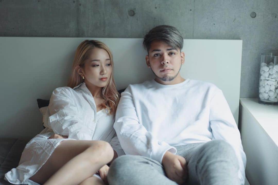 のインスタグラム：「Coffee Cup . . 歌詞付きで再アップされたので ぜひKIMIKA YouTubeチャンネルから 飛んでみてねん☺︎ . . じょなの歌詞ときーたんの撮影センスが 高すぎてもう私もも大好きな曲！ @jhonatanarteta @kiistyle778  . 2週間前のハイフのおかげで 少し二重顎緩和されて嬉しい。。。 ハイフってすごい。 @meauty_fixu  . . #coffeecup#mv解禁#chillmusic#lifestylemusic#rb#soul#pops#couplesong#lgbtq#shibuya#ハイフ#meauty渋谷#渋谷から世界へ」