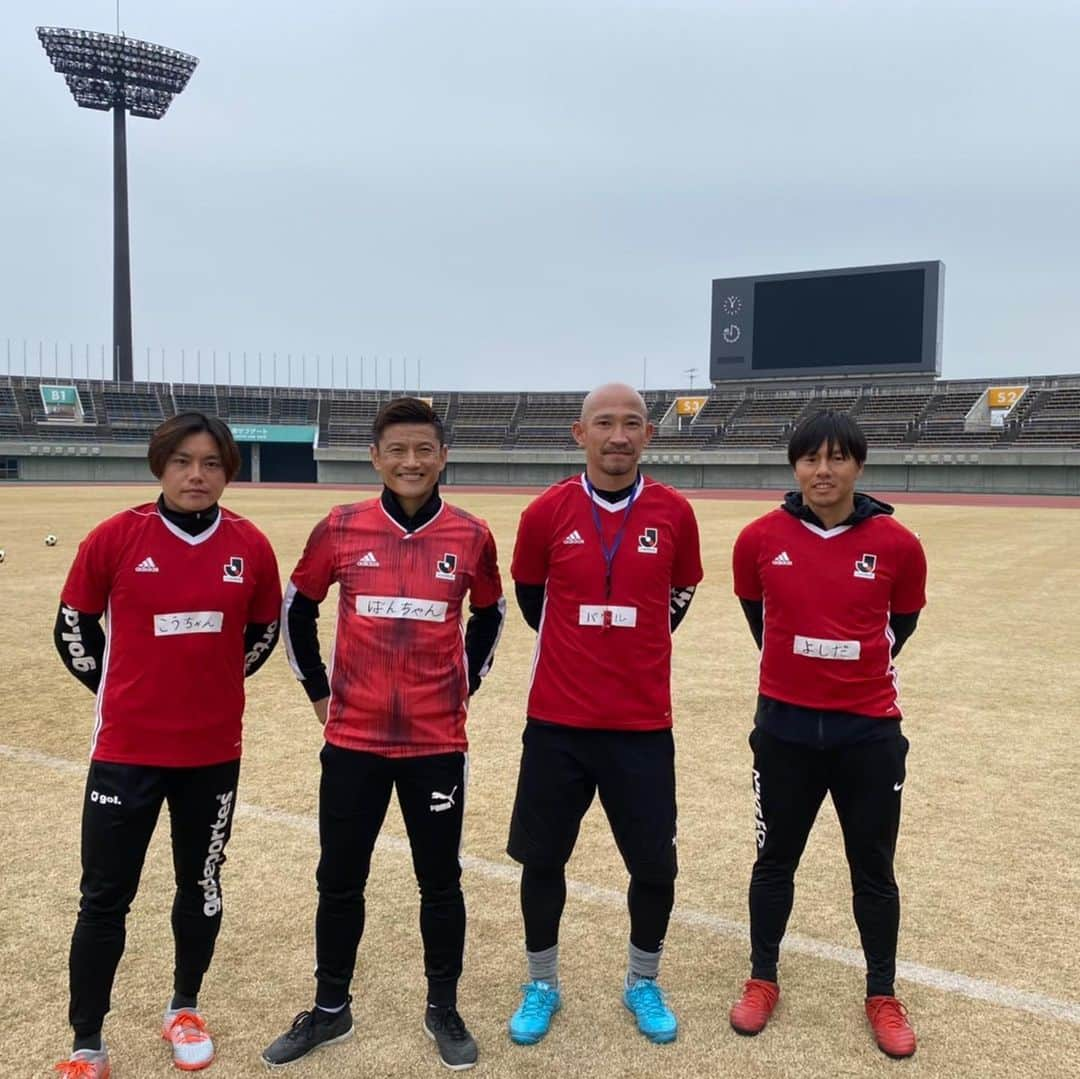 播戸竜二さんのインスタグラム写真 - (播戸竜二Instagram)「『明治安田生命MYサッカー教室in熊谷』 ・ 今回は埼玉県熊谷⚽️ ・ いろいろな地域の子供たちとサッカーでふれあい！ ・ こういう時間が最高！ ・ Jリーグの理念は地域密着！ ・ 明治安田生命さんも地域密着！ ・ 地域密着って最高！ ・ 地域に寄り添う播戸竜二です😁 ・ ・ あっ、12/12はNHK総合でセレッソvsレイソル⚽️ ・ 12/13はNHK甲府でヴァンフォーレ甲府vs松本山雅⚽️ ・ NHKさんも地域密着！ ・ ・ お母さんもよく地域密着って言って、 いろいろな人と仲良くなってたなぁ〜！ ・ ・ #明治安田生命 #MYサッカー教室 #地域密着 #バウル #安田晃大 #吉田正樹 #ありがとう #元気ですか〜の瞬間 #最後はおばんざーい #じゃないよ（笑） #感謝の肘タッチ #バンド解説」12月9日 11時52分 - ryuji_bando