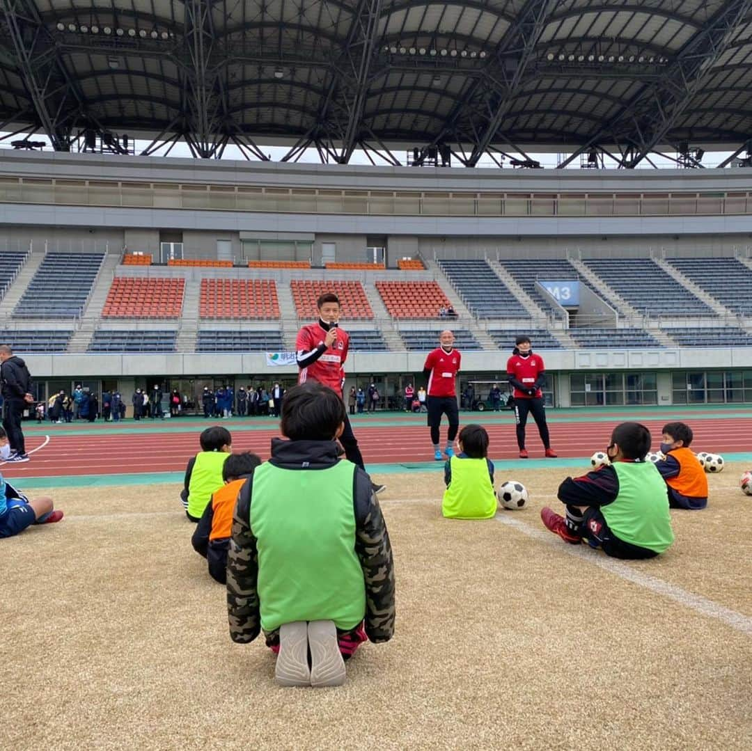 播戸竜二さんのインスタグラム写真 - (播戸竜二Instagram)「『明治安田生命MYサッカー教室in熊谷』 ・ 今回は埼玉県熊谷⚽️ ・ いろいろな地域の子供たちとサッカーでふれあい！ ・ こういう時間が最高！ ・ Jリーグの理念は地域密着！ ・ 明治安田生命さんも地域密着！ ・ 地域密着って最高！ ・ 地域に寄り添う播戸竜二です😁 ・ ・ あっ、12/12はNHK総合でセレッソvsレイソル⚽️ ・ 12/13はNHK甲府でヴァンフォーレ甲府vs松本山雅⚽️ ・ NHKさんも地域密着！ ・ ・ お母さんもよく地域密着って言って、 いろいろな人と仲良くなってたなぁ〜！ ・ ・ #明治安田生命 #MYサッカー教室 #地域密着 #バウル #安田晃大 #吉田正樹 #ありがとう #元気ですか〜の瞬間 #最後はおばんざーい #じゃないよ（笑） #感謝の肘タッチ #バンド解説」12月9日 11時52分 - ryuji_bando