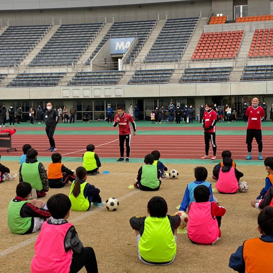 播戸竜二さんのインスタグラム写真 - (播戸竜二Instagram)「『明治安田生命MYサッカー教室in熊谷』 ・ 今回は埼玉県熊谷⚽️ ・ いろいろな地域の子供たちとサッカーでふれあい！ ・ こういう時間が最高！ ・ Jリーグの理念は地域密着！ ・ 明治安田生命さんも地域密着！ ・ 地域密着って最高！ ・ 地域に寄り添う播戸竜二です😁 ・ ・ あっ、12/12はNHK総合でセレッソvsレイソル⚽️ ・ 12/13はNHK甲府でヴァンフォーレ甲府vs松本山雅⚽️ ・ NHKさんも地域密着！ ・ ・ お母さんもよく地域密着って言って、 いろいろな人と仲良くなってたなぁ〜！ ・ ・ #明治安田生命 #MYサッカー教室 #地域密着 #バウル #安田晃大 #吉田正樹 #ありがとう #元気ですか〜の瞬間 #最後はおばんざーい #じゃないよ（笑） #感謝の肘タッチ #バンド解説」12月9日 11時52分 - ryuji_bando