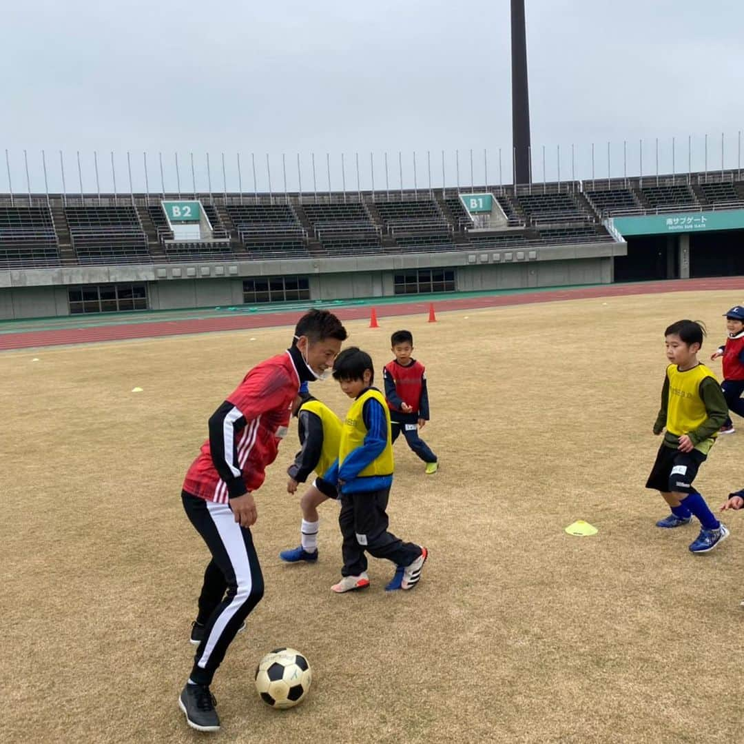 播戸竜二さんのインスタグラム写真 - (播戸竜二Instagram)「『明治安田生命MYサッカー教室in熊谷』 ・ 今回は埼玉県熊谷⚽️ ・ いろいろな地域の子供たちとサッカーでふれあい！ ・ こういう時間が最高！ ・ Jリーグの理念は地域密着！ ・ 明治安田生命さんも地域密着！ ・ 地域密着って最高！ ・ 地域に寄り添う播戸竜二です😁 ・ ・ あっ、12/12はNHK総合でセレッソvsレイソル⚽️ ・ 12/13はNHK甲府でヴァンフォーレ甲府vs松本山雅⚽️ ・ NHKさんも地域密着！ ・ ・ お母さんもよく地域密着って言って、 いろいろな人と仲良くなってたなぁ〜！ ・ ・ #明治安田生命 #MYサッカー教室 #地域密着 #バウル #安田晃大 #吉田正樹 #ありがとう #元気ですか〜の瞬間 #最後はおばんざーい #じゃないよ（笑） #感謝の肘タッチ #バンド解説」12月9日 11時52分 - ryuji_bando