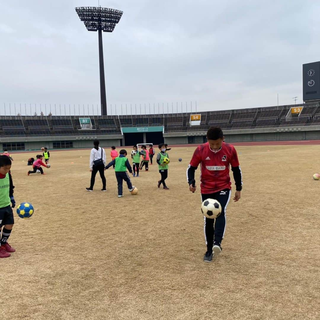 播戸竜二さんのインスタグラム写真 - (播戸竜二Instagram)「『明治安田生命MYサッカー教室in熊谷』 ・ 今回は埼玉県熊谷⚽️ ・ いろいろな地域の子供たちとサッカーでふれあい！ ・ こういう時間が最高！ ・ Jリーグの理念は地域密着！ ・ 明治安田生命さんも地域密着！ ・ 地域密着って最高！ ・ 地域に寄り添う播戸竜二です😁 ・ ・ あっ、12/12はNHK総合でセレッソvsレイソル⚽️ ・ 12/13はNHK甲府でヴァンフォーレ甲府vs松本山雅⚽️ ・ NHKさんも地域密着！ ・ ・ お母さんもよく地域密着って言って、 いろいろな人と仲良くなってたなぁ〜！ ・ ・ #明治安田生命 #MYサッカー教室 #地域密着 #バウル #安田晃大 #吉田正樹 #ありがとう #元気ですか〜の瞬間 #最後はおばんざーい #じゃないよ（笑） #感謝の肘タッチ #バンド解説」12月9日 11時52分 - ryuji_bando