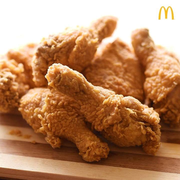 McDonald's Philippinesのインスタグラム：「As the saying goes, sharing is caring! Enjoy a feast of our best-tasting Chicken McDo this holiday season and order a 6-pc. Chicken McShare Box for the family! 🍗   Available via McDonald’s Dine-In, Take Out, Drive-Thru, McDelivery, GrabFood, foodpanda, Lalafood, or mangan.ph.」