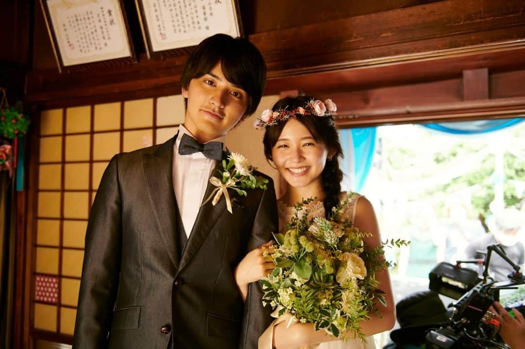 のインスタグラム：「#結婚式 ちょっぴり緊張の新郎新婦💒  #ほわキュン #新婚生活 #夫婦 #結婚 #結婚生活 #新婚 #結婚写真 #marryme #りんくま #久間田琳加 @rinka_kumada0223 #瀬戸利樹 @toshiki_seto_official #ドラマ #マリーミー #LINEマンガ  ドラマ「マリーミー！」 　　・DVD化決定📀 　　・TVer・GYAO!で見逃し配信中📱 詳しくはプロフィールから番組HPをチェック❗️」