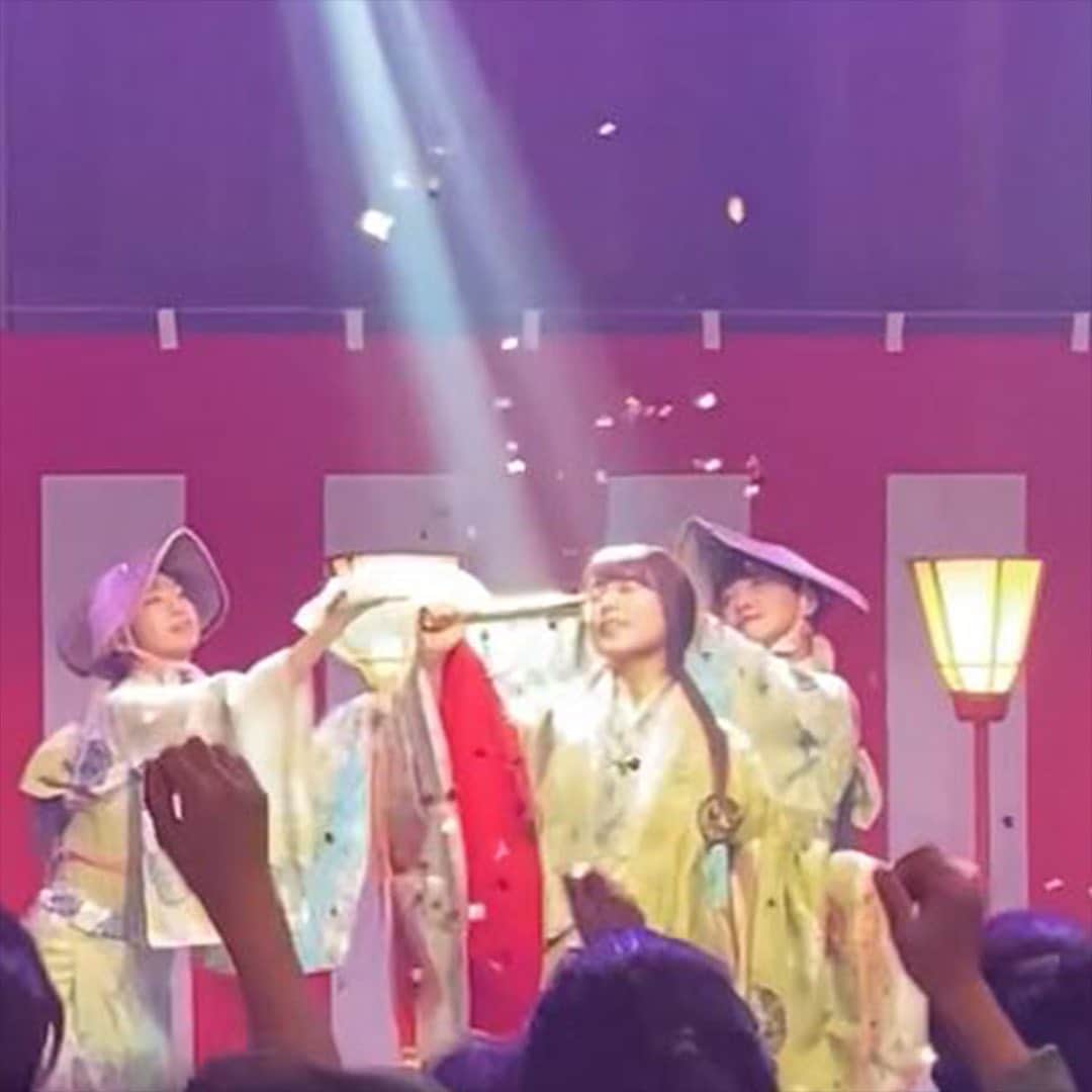 親指姫のインスタグラム：「かぐがついにアイドルとしてデビュー🎉⁠ 舞台でこんなに輝けるなんて、親として鼻高々だわ👍💕⁠ 曲の中で、「ホーダイ！」っていう合いの手があるから、みんなもちゃんと覚えてね👍⁠ ⁠ #みんなの姫 #かぐや姫 #アイドル #デビュー ⁠ #いいね #ホーダイ #かぐちゃん #三太郎 #親ちゃん #親指姫⁠」