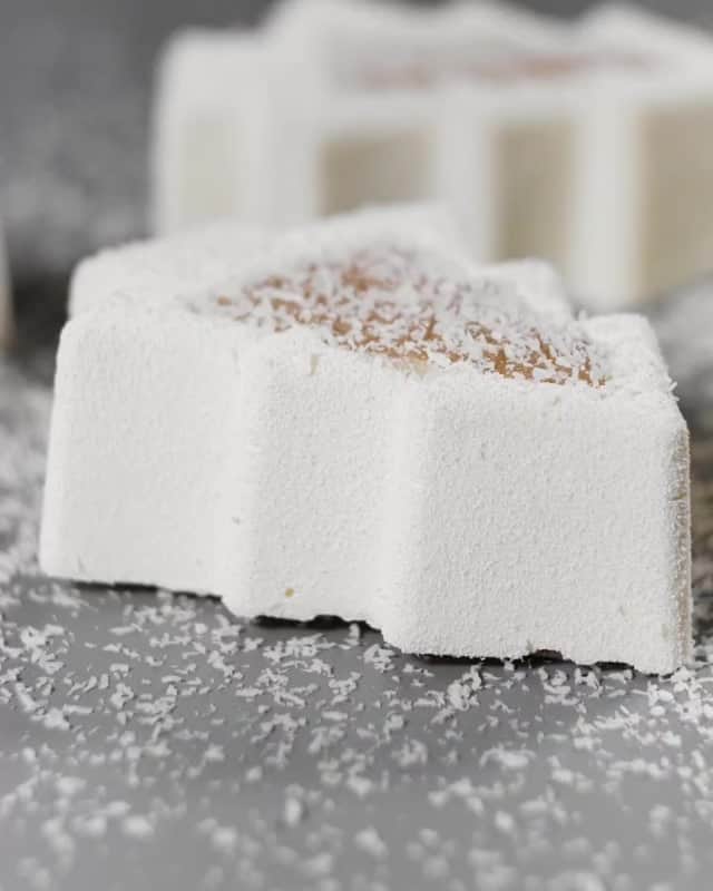 オリガ・ノスコワのインスタグラム：「Recipe for champagne jelly in the previous post🍾💫   New Year and Christmas are getting closer✨ .ᅠ I would like to listen to Jingle Bells, decorate a Christmas tree and prepare holiday desserts. .   The components of the dessert: mint mousse, chocolate ganache, chocolate sponge cake and champagne jelly. You have probably already seen the word "ganache" in dessert menus; it's basically  a mixture of cream and chocolate in different proportions, which can be enriched with various flavoring ingredients. .ᅠᅠ I wish everyone holiday spirit!💫   ᅠ Новый год и Рождество все ближе✨ ᅠᅠ Хочется слушать Jingle bells, наряжать елку и готовить праздничные десерты. . Состав пирожного: мятный мусс, шоколадный ганаш и шоколадный бисквит. Наверное, вы уже видели в десертных меню слово «ганаш» - в основном это смесь сливок, шоколада в разных пропорциях, которую можно обогащать различными ароматизирующими ингредиентами. .ᅠ Желаю всем праздничного настроения!💫 ᅠ」