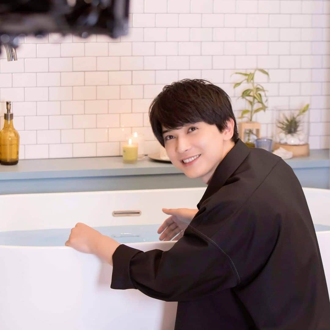 ロッテ ガーナチョコレート【公式】のインスタグラム：「＼🚨応募締め切り間近🚨／⠀ 【#吉沢亮オリジナルガーナセットキャンペーン】の応募はいよいよ12/13(日)まで！🍫⠀ キャンペーンのご応募はお済ですか？⠀ まだの方はぜひお早目に💨⠀ ⠀ せっかくなので、未公開のオフショットも大公開しちゃいます🎉⠀ 撮影後のインタビューにて、今思い返せば「これ、ヒキョーだったな」と感じるエピソードを尋ねたところ、⠀ 『兄弟で昔TVゲームでよく遊んだ際、兄貴が負けないように2位の位置をキープする努力をしていました（笑）。⠀ たまに僕が勝っちゃうと、兄貴はキレるんです。なので、兄貴をたてる。ある意味ヒキョーですよね。⠀ ちなみに弟と僕でゲームする時は、僕をたてて1位にしてくれます。⠀ なので兄弟4人でゲームすると、兄弟の順番通りの順位になりますね。譲り合って生きています（笑）』⠀ と面白エピソードを教えてくれました🥰⠀ ⠀ そんな吉沢さんの美しいパッケージにサインやメッセージ入りのオリジナルガーナセット、ぜひGETしてくださいね💗⠀ ⠀ 詳細はキャンペーンサイごトをご確認ください☺⠀ 「吉沢亮オリジナルガーナセットキャンペーン」で検索！⠀ ⠀ #吉沢亮 #ロッテ #ガーナ #ghana #オフショット #ガーナブラック #ガーナローストミルク #吉沢亮オリジナルガーナセットキャンペーン #ガーナキャンペーン #キャンペーン」