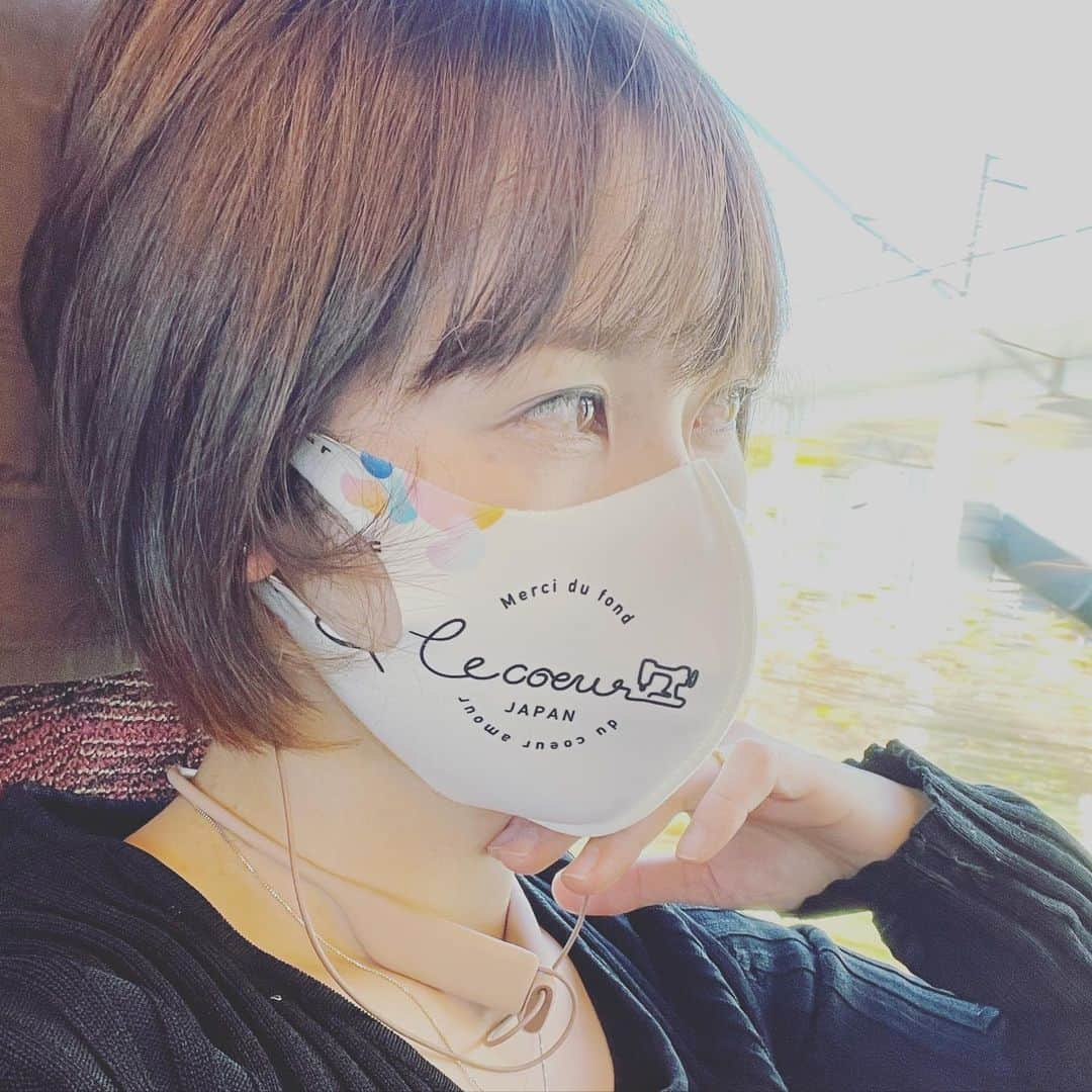 平山智加のインスタグラム：「. . Le coeur Premium mask マスク ◆本日18時より ◆本日のみ限定オープン ◆先着枚数のみ売り切れ終了 ◆新着も数点販売予定  【マスクをつけることの意味】 新型コロナウィルスによって すべてのライフスタイルが かわりました  マスクとは、自分がコロナウィルス にかからないではなく、 人にうつさないが前提でつけています もう自分はうつっているかも と思って行動しています 考え方、行動がかわってきますよね  服のデザインも選べるならマスクも 世界にここだけのプレミアムマスク 肌触りがよく、ワンランク上のつけ心地が 実感できます 上質でプレミアムな１枚をぜひご体感ください  #おしゃれマスク #おしゃれマスク販売中 #心をこめたマスク #Lecoeur #ルクール #平山智加 #ボートレーサーマスク #ボートレースマスク」