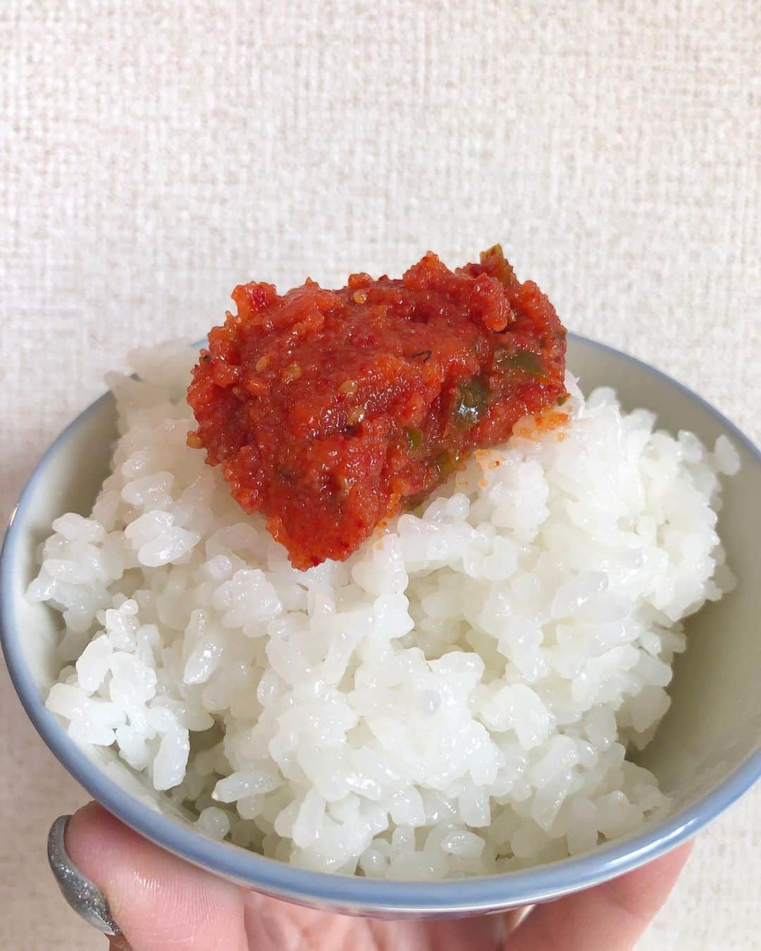 hoshinofumikaさんのインスタグラム写真 - (hoshinofumikaInstagram)「ご飯のお供😍 大阪に行ったとき、先日の投稿を見てくれた方がわざわざ持ってきてくださいました😭💓🙏 まかない明太子！ 早速早炊きした我が家のお米に てんっと乗せていただきました💕 最高においしい！😆 明太子のコクの中に甘さと、最後はしっかり辛さもあって💯 我が家のご飯のもちもち、甘さと最高にマッチしてます✨ 清水さんありがとうございました😊 我が家で作った有機栽培米 魚沼ほしの農産コシヒカリ。 一度たべてみてね💓🍙 @uonumahoshinonousan 🌾 @fumika_hoshino のプロフィールリンクよりお買い求めになれます♪ . . . . . #uonumalife #大阪名物　#まかない明太子　#うますぎ　#お米　#コシヒカリ　#魚沼ほしの農産　#新米　#有機栽培米」12月9日 12時05分 - fumika_hoshino