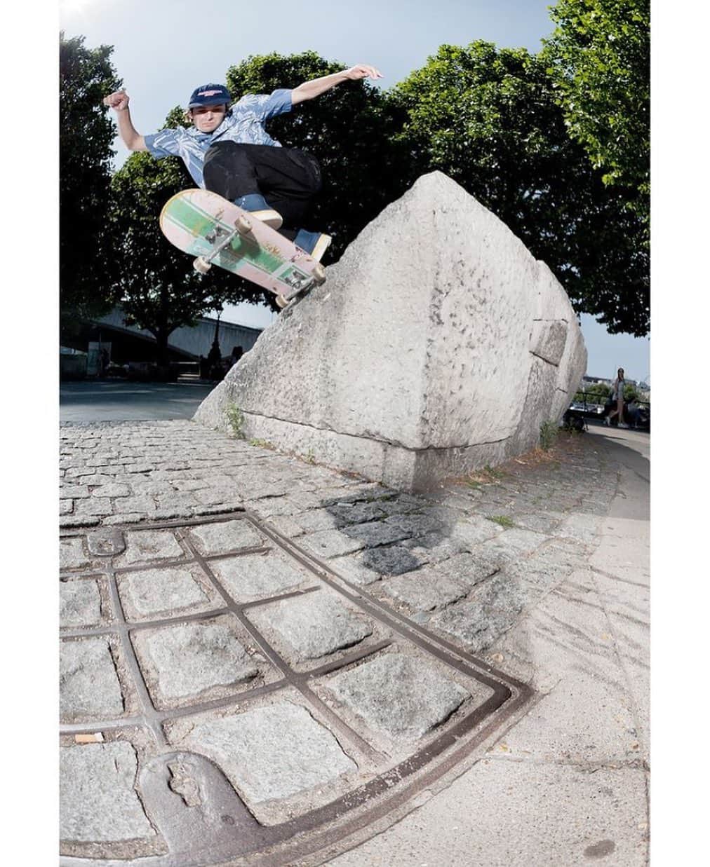 カーハートのインスタグラム：「Ollie Lock, slappy backside tailslide up, shot by Henry Kingsford. As seen in Ollie’s interview in the last issue of Grey Skatemag, Vol.05 – Issue 08 #carharttwip #carharttwipskateboarding   @ollielock  @henrykingsford  @greyskatemag」