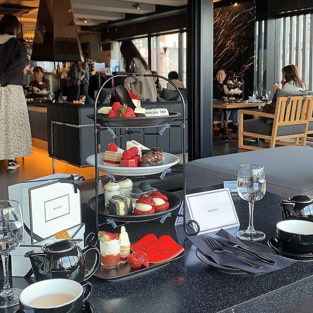 ukapiのインスタグラム：「⠀ ⠀ 誕生日に連れて行ってくれた #アフターヌーンティー　☕️♡ キロク。  ⠀ 素敵空間すぎた🥳 ありがとう♡♡ ⠀ ⠀ #京都カフェ#mercebrunch #マーサブランチテラスハウス京都」