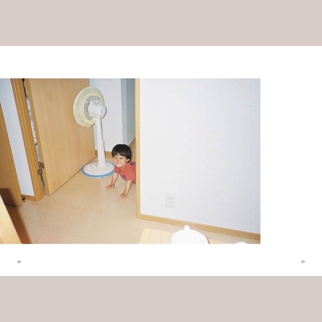 Photobackさんのインスタグラム写真 - (PhotobackInstagram)「毎月スタッフが特に気になった作品をピックアップしてご紹介する「今月の一冊」📕  . 今月の一冊は、おおしたなつかさんの作品「Film days」です😊 . 日常の中にひそむ一瞬のあどけない表情をとらえた フィルムならではのあたたかさがつたわってくる一冊です。 . ページいっぱいに横向きに配置された 斬新なレイアウトが思わず見入ってしまいます✨ . 後半にある総集編ページの中には お子さまのたくさんの表情がつまっていて みていてあたたかい気持ちになります😊💓 . 今月の一冊「Film days」を すべてご覧になりたい方は、 @photoback.jp 本日のストーリーズ、 またはハイライトの「今月の一冊」をチェック！ 公開サイトにアクセスできます👀✨ . #photoback #フォトバック #フォトアルバム #フォトブック #アルバム #フォトブック作成 #フォトブックづくり #photoback今月の一冊 #photoback作品紹介2020 #みんなのphotoback #思い出 #LIFE #Filmdays #フィルム写真 #フィルム #フィルムカメラ #日常 #親子 #家族 #こどもと暮らす #こどものいる暮らし」12月9日 12時15分 - photoback.jp