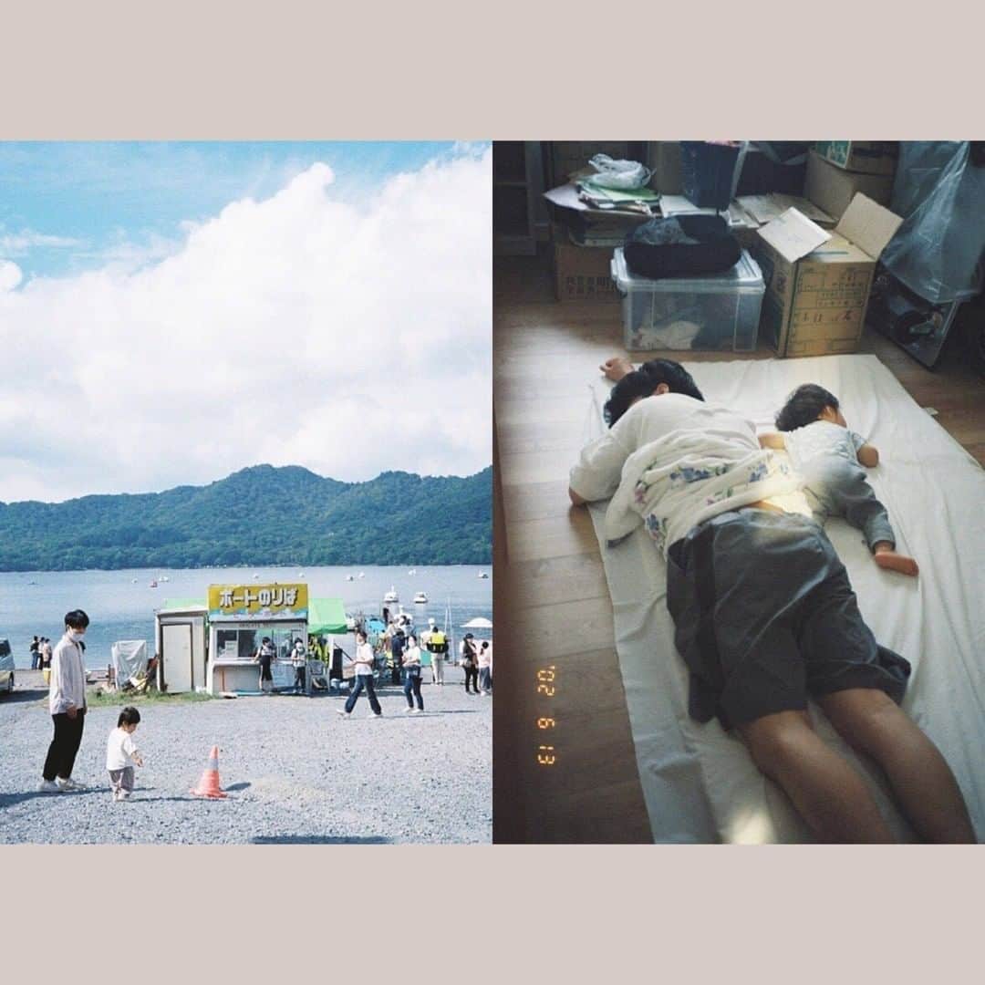 Photobackさんのインスタグラム写真 - (PhotobackInstagram)「毎月スタッフが特に気になった作品をピックアップしてご紹介する「今月の一冊」📕  . 今月の一冊は、おおしたなつかさんの作品「Film days」です😊 . 日常の中にひそむ一瞬のあどけない表情をとらえた フィルムならではのあたたかさがつたわってくる一冊です。 . ページいっぱいに横向きに配置された 斬新なレイアウトが思わず見入ってしまいます✨ . 後半にある総集編ページの中には お子さまのたくさんの表情がつまっていて みていてあたたかい気持ちになります😊💓 . 今月の一冊「Film days」を すべてご覧になりたい方は、 @photoback.jp 本日のストーリーズ、 またはハイライトの「今月の一冊」をチェック！ 公開サイトにアクセスできます👀✨ . #photoback #フォトバック #フォトアルバム #フォトブック #アルバム #フォトブック作成 #フォトブックづくり #photoback今月の一冊 #photoback作品紹介2020 #みんなのphotoback #思い出 #LIFE #Filmdays #フィルム写真 #フィルム #フィルムカメラ #日常 #親子 #家族 #こどもと暮らす #こどものいる暮らし」12月9日 12時15分 - photoback.jp