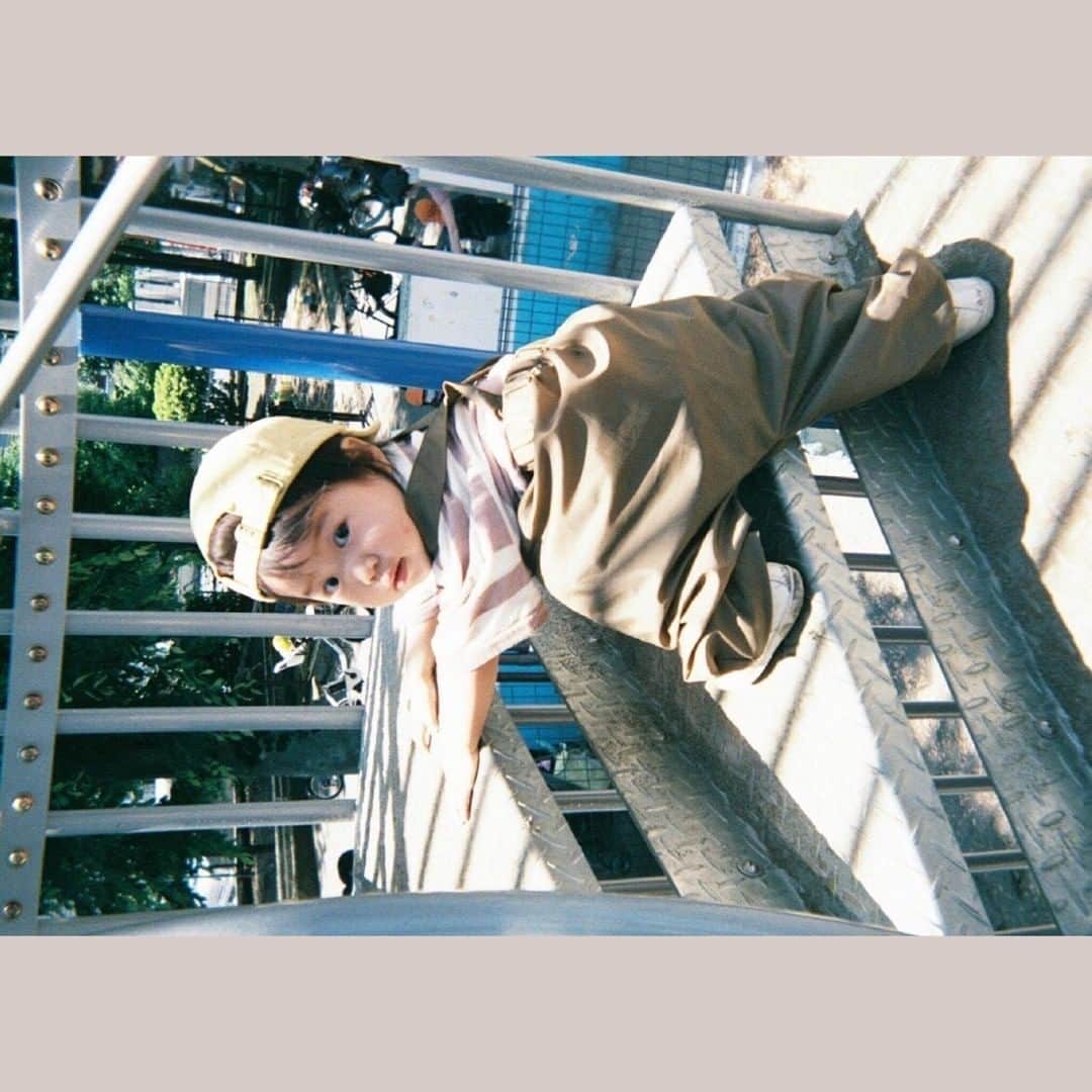 Photobackさんのインスタグラム写真 - (PhotobackInstagram)「毎月スタッフが特に気になった作品をピックアップしてご紹介する「今月の一冊」📕  . 今月の一冊は、おおしたなつかさんの作品「Film days」です😊 . 日常の中にひそむ一瞬のあどけない表情をとらえた フィルムならではのあたたかさがつたわってくる一冊です。 . ページいっぱいに横向きに配置された 斬新なレイアウトが思わず見入ってしまいます✨ . 後半にある総集編ページの中には お子さまのたくさんの表情がつまっていて みていてあたたかい気持ちになります😊💓 . 今月の一冊「Film days」を すべてご覧になりたい方は、 @photoback.jp 本日のストーリーズ、 またはハイライトの「今月の一冊」をチェック！ 公開サイトにアクセスできます👀✨ . #photoback #フォトバック #フォトアルバム #フォトブック #アルバム #フォトブック作成 #フォトブックづくり #photoback今月の一冊 #photoback作品紹介2020 #みんなのphotoback #思い出 #LIFE #Filmdays #フィルム写真 #フィルム #フィルムカメラ #日常 #親子 #家族 #こどもと暮らす #こどものいる暮らし」12月9日 12時15分 - photoback.jp