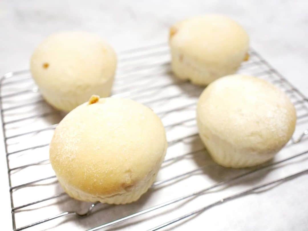 酒井千佳さんのインスタグラム写真 - (酒井千佳Instagram)「* レモンピールとクリームチーズの白パン。  中にクリチフィリング入れてます。  ふわふわおいし。  クリームチーズ大好き。  #白パン #レモンピールパン #クリームチーズパン #パン活 #パン作り #パンとうつわを焼く女 #さかいさんちのごはん #暮らしにゆとりを」12月9日 12時17分 - sakaichikaaaa