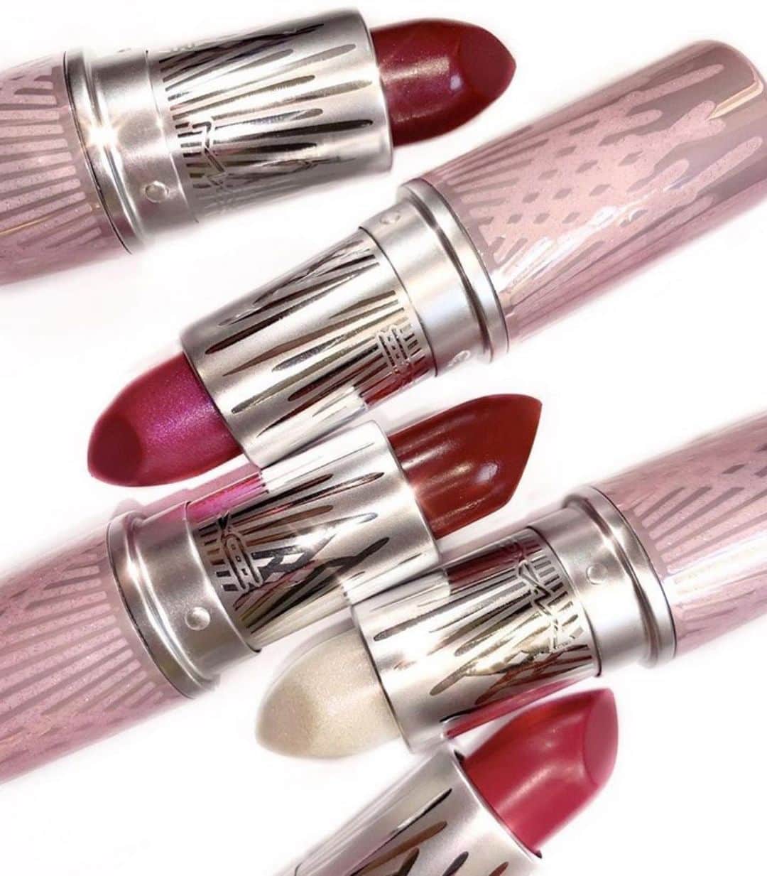M∙A∙C Cosmetics Japanのインスタグラム：「きらめくアイメイクに映える、ディープカラーのリップスティック💄ポンポンと軽くたたき込むようにつけて、マスク下でも口もとのメイクを楽しみましょう✨ ㅤ スワイプして、スウォッチをチェック👉💋﻿ ㅤ ■リップスティック﻿ ☑︎アウト ウィズ ア バング﻿ ☑︎アイス, アイス ベイビー!﻿ ☑︎ #スノーフィルター ☑︎﻿ワンス ビッテン, アイス シャイ ☑︎ハート ゴーズ ブーム﻿﻿ (各税込3,630円) *公式オンラインショップで売り切れの場合も、店頭に在庫がある場合がございます。お近くのM･A･Cカウンターにお問い合わせ下さい。 ㅤ Regram from @mac_hankyu.kobe  #MACクリスマスコフレ2020﻿ #MACHoliday #MACFrostedFirework #MACCosmeticsJapan #MACコスメ#MACCosmetics #コスメ #メイク #ホリデー #コフレ #クリスマスコフレ #クリスマスコフレ2020 #ホリデーシーズン #クリスマスプレゼント #メイク動画 #コスメ好き #メイクアップ #ホリデーコフレ#MACリップ#リップ#リップメイク#リップスティック#ボリューム#ぷっくり#マットリップ#リップマニア」