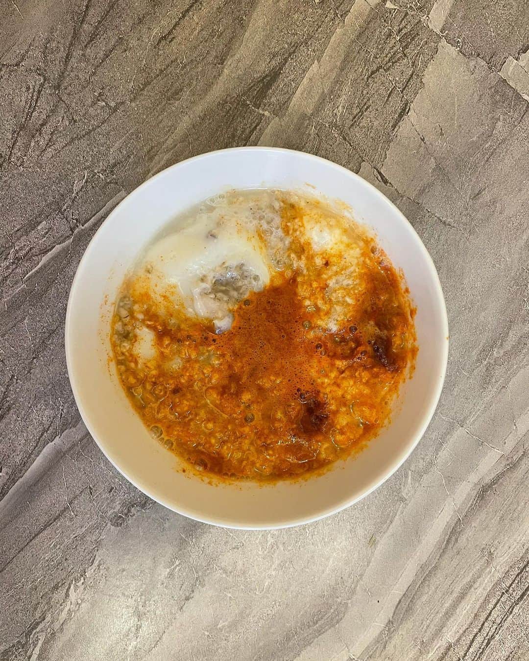 川戸沙羅のインスタグラム：「旅行や外食で沢山食べた後に無駄な脂肪を付けない為の調整ご飯🥣  ⭐︎オートミール25g ⭐︎白身2or全卵1白身1 ⭐︎鶏ささみ2本〜3本 ⭐︎無脂肪ギリシャヨーグルト  味付けは万能の素orマジックサラップ🧂  これを朝とお昼(トレ前)に食べる様にしてます✨  調整する時もタンパク質はしっかり摂ります🙋🏼‍♀️ 炭水化物は適度に、外食する時は自然と脂質を多く摂っているので脂質は控えめに🧏🏼‍♀️ そして出来たら運動をする事🏃🏼‍♀️  もちろん、私は筋トレします🧡  ダイエットドリンク、ファスティング、置き換え系ダイエットなど情報が錯綜しているけど...  栄養を把握して しっかり咀嚼👄して 身体も元気に無駄な脂肪を撃退🔫✨  #ダイエット #ダイエットレシピ  #ダイエット部  #筋トレ #筋トレ女子  #筋トレダイエット  #オートミール #オートミールレシピ」