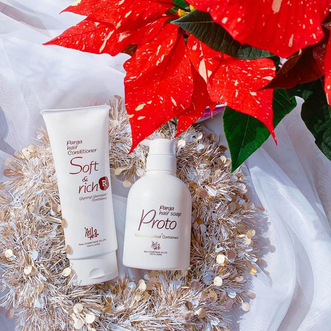 のインスタグラム：「🎄🎁🎅🌟  手にも髪にも環境にもやさしい プロ仕様のサロン専売品として 愛されてきた @hairsalonleague_ec  #レラパルガ  ルーツを辿る事50年前 石油系の洗浄成分が当たり前だった時代に いち早くアミノ酸系成分の研究を 始めたそうです。  . 私がお試ししたのは ✳ヘアソープ  プロト  ✳トリートメント ソフト＆リッチR   . ヘアソープは複数のハーブエキスが頭皮に やさしく働きかけ スッキリな洗いあがりなのに 潤いは残してサラサラな感触✨✨ 頭皮のクレンジングも出来て デリケートな肌の人にも使えるから お子様にも安心♡  . トリートメントは ヒアルロン酸、コラーゲン、ローヤルゼリーエキスを配合してあるから髪にツヤが出て しっとりな触り心地♡ 頭皮に揉み込んで使うと良いらしいので 頭皮も柔らかくふっくらした感じがする♡  . 髪だけじゃなく頭皮のケアが大切って 年齢重ねる毎に実感してるから エイジングケアにもおすすめ👍💕  . 他にも気になる製品がいっぱい✨✨ @hairsalonleague_ec プロフより楽天市場に飛べます✈️💨  . #美容室専売品#サロン専売品#アミノ酸 #美容室#ヘアサロン#シャンプー#トリートメント#ヘアケア#髪#髪の毛#エイジングケア#アンチエイジング#ストレートヘア #ロングヘア#美髪#頭皮ケア#スキンケア#コスメ#コスメマニア#コスメ好きさんと繋がりたい #美容#美容好きな人と繋がりたい #インフルエンサー  ✩ ⋆ ✩ ⋆ ✩ ⋆ ✩ ⋆ ✩﻿ ⋆ ✩ ⋆ ✩﻿ 見て下さった方(*´︶`*)♡Thanks!♥️」