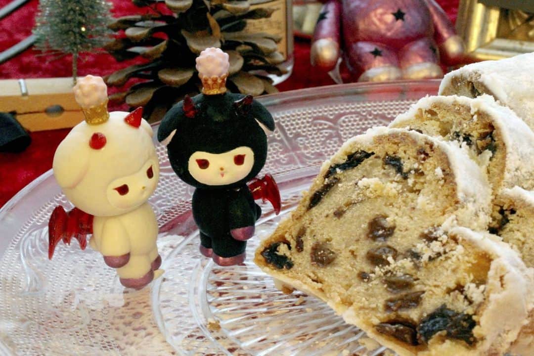 加倉井ミサイルのインスタグラム：「『クックック……やばーい🦇😈🦇』 時すでに遅し……！ ミミたちがたいせつに隠しておいたシュトーレンは、まんまとワルミミたちに奪われてしまっていた。  #今日のミミちゃん🐏 #todaysmimi🐏 #ワルミミ #warumimi #ソフビ #sofvi #vag22  #medicomtoy #絵本  #manga #cartoon #cartoons  #painting #illustration #art #artwork #artist #picturebooks #Childrensbook #childrenbook #stuffed #softtoy #softtoys #stuffedanimals #stuffedsheep  #sheep #happy  #cake #yummy」