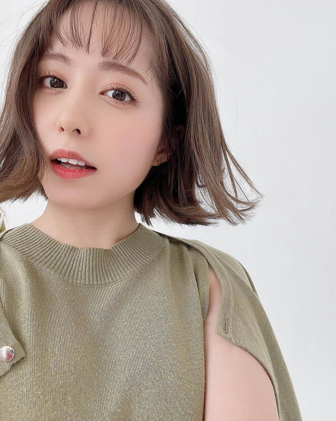 前田美里のインスタグラム：「写真だけ見ると高身長女子に見えるかしら。(実物は#146cm です。) . 昨日は #虚言癖倶楽部 物販ブロマイドの撮影でした。 . テーマは春🌸可愛いから大人っぽい表情まで色んなカットを撮っていただいたのでお楽しみ。 . . #火曜日 #舞台 #撮影  #redyazel  #photo #ショート #ボブ #ファインダー越しの私の世界 #被写体 #写真好きな人と繋がりたい  #おうち時間 #stayhome #写真 #ヲタク #櫻坂46 #欅坂46 #日向坂46 #フォロー #フォロワー募集中  #idol #fashion #japanesegirl #follow #followme #좋아요 #팔로우미 #팔로미 #오오티디」