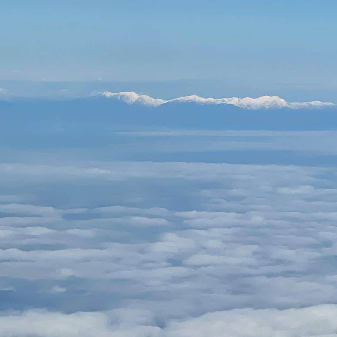 永田琴のインスタグラム：「雲と山波。 美しいな…」