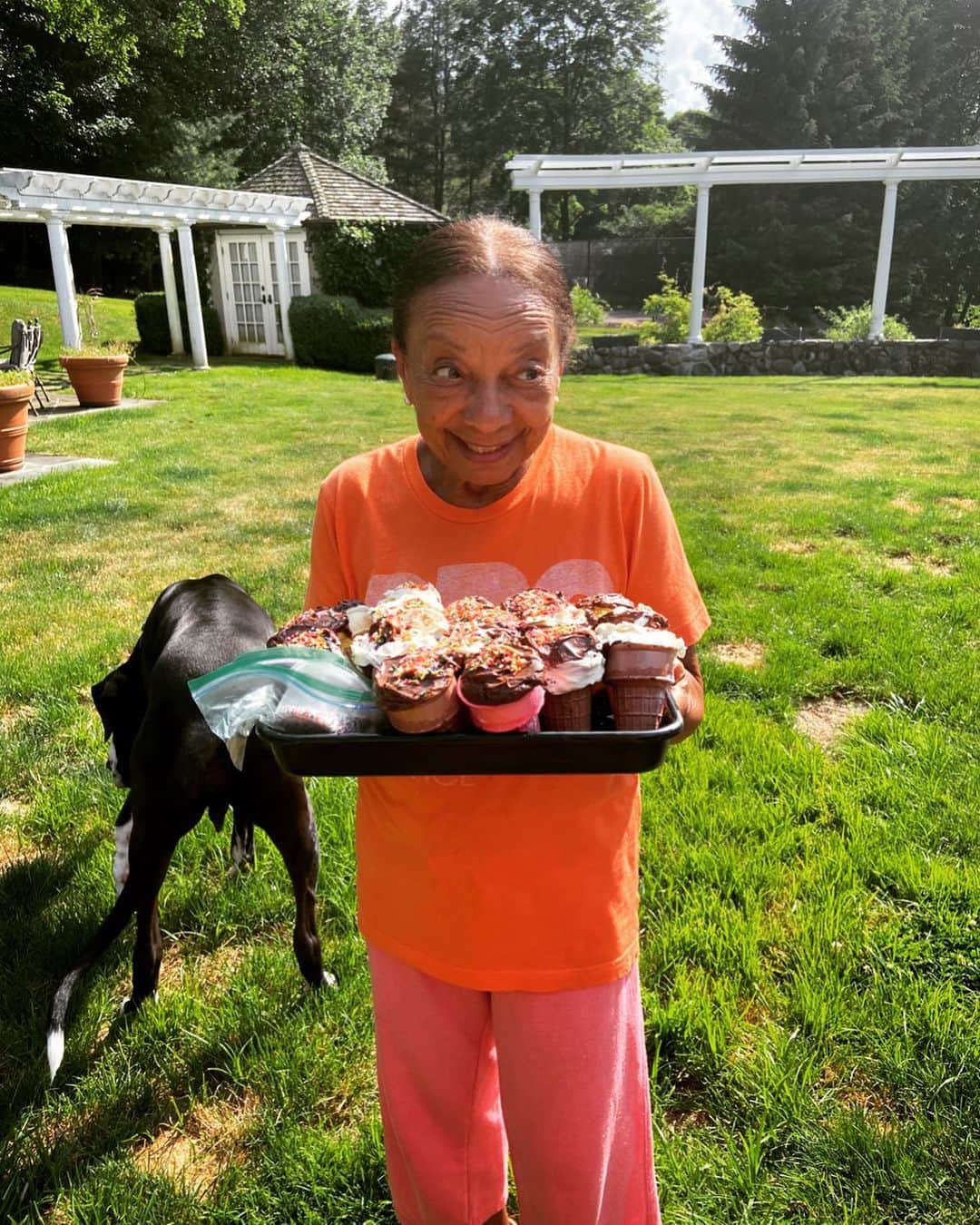 ヴァネッサ・ウィリアムスさんのインスタグラム写真 - (ヴァネッサ・ウィリアムスInstagram)「Mom...you should be eating those cupcakes cuz it’s YOUR birthday 🎂 Here’s to 81 years young @gagawilliams 🥂We all love you so much ❤️」12月9日 3時38分 - vanessawilliamsofficial