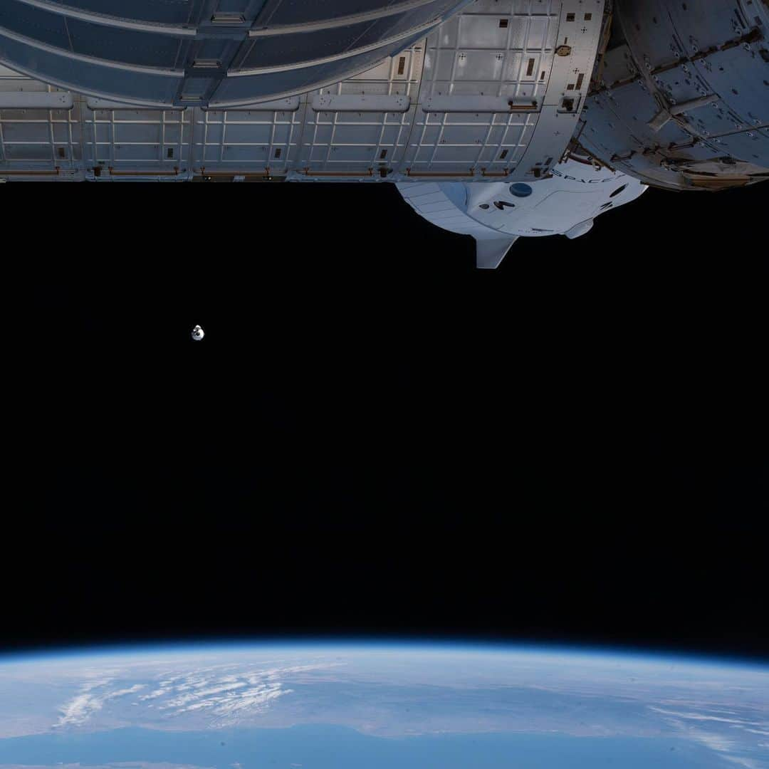 国際宇宙ステーションさんのインスタグラム写真 - (国際宇宙ステーションInstagram)「The upgraded SpaceX Cargo Dragon vehicle approaches the International Space Station as both vehicles were orbiting above the Pacific Ocean off the coast of Mexico. Near the top right of the photograph is a portion of the SpaceX Crew Dragon vehicle docked to the forward port of the Harmony module. The Cargo Dragon would dock about an hour later to Harmony's space-facing port marking the first time two Dragon spaceships would be docked to the station at the same time. #nasa #spacex #cargo #dragon #crewdragon #earth #earth #pacific #ocean #mexico」12月9日 3時38分 - iss