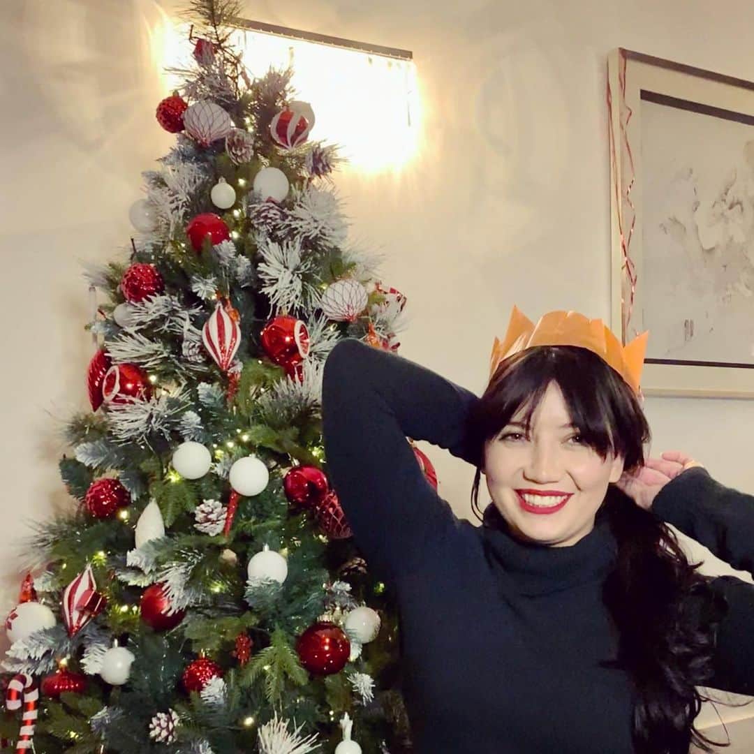 デイジー・ロウのインスタグラム：「The gorgeous hearted people @mulberryengland asked myself & my anti board game boyfriend @jordanjaysaul to play a festive themed “Game Face”  and in return they’ll donate 2,000 meals on our behalf to the Felix Project as part of their commitment to provide over 100,000 meals to those who need it the most this Christmas. Check it out on my IGTV & Please donate if you can to #TheFelixProject ❤️❤️❤️」