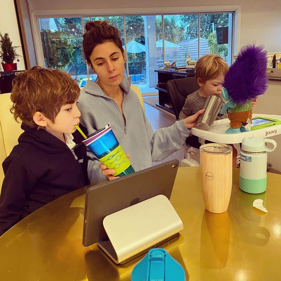 ジェイミー=リン・シグラーさんのインスタグラム写真 - (ジェイミー=リン・シグラーInstagram)「#winning this morning. #ipads #trolls #smoothie」12月9日 3時44分 - jamielynnsigler