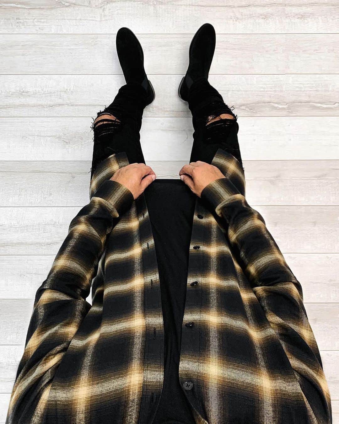 のインスタグラム：「#ad The Classic Black Chelsea Boots @orolosangeles The Noir Rista Denim @orolosangeles The Donnie Plaid Shirt @orolosangeles www.orolosangeles.com  Tap the photo to shop!」
