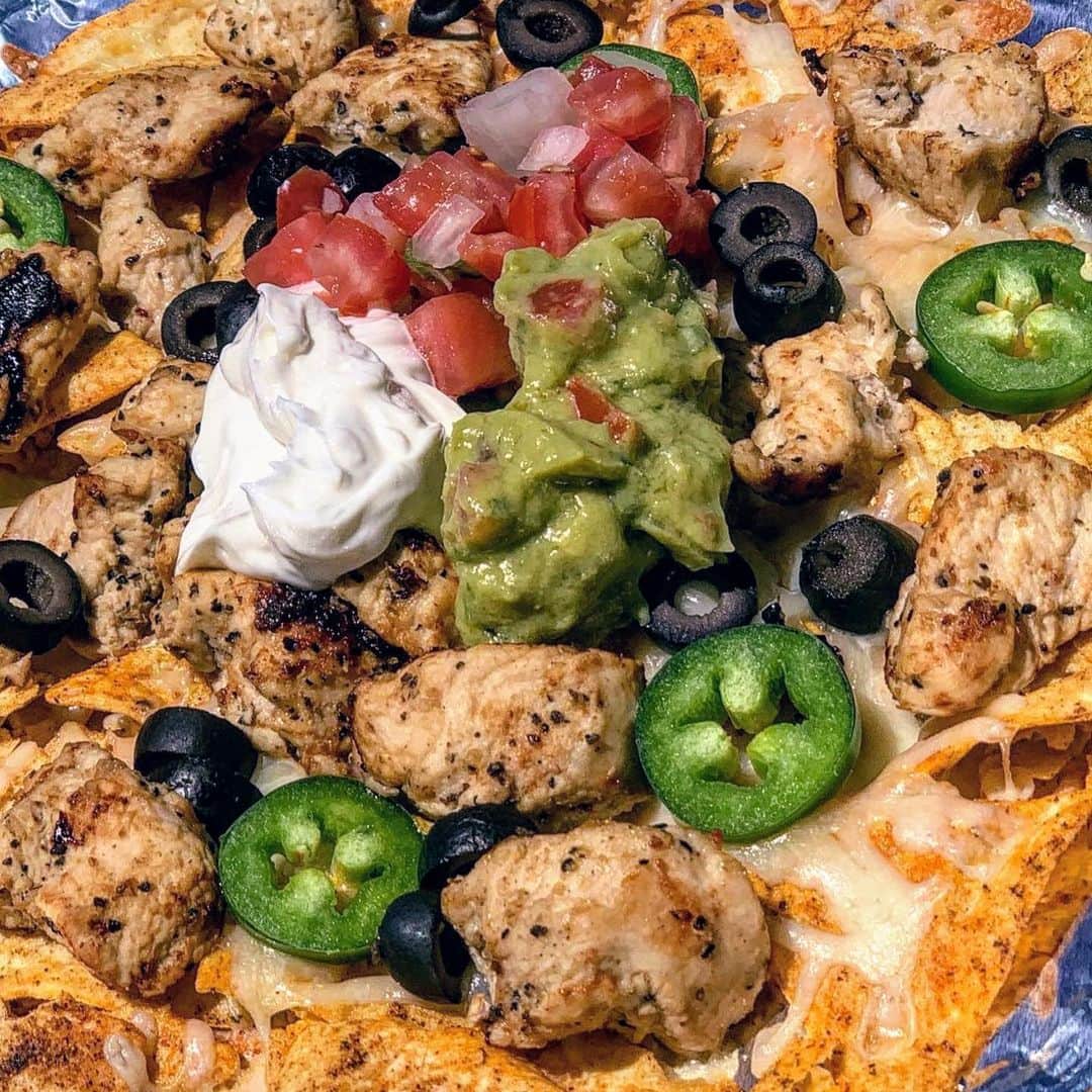 questnutritionさんのインスタグラム写真 - (questnutritionInstagram)「How do you make your #QuestNachos? 🤩 Fan @ketowithshar used Loaded Taco chips, lemon pepper chicken, jalapeños, olives, pico de gallo, guacamole, sour cream, & Monterey Jack cheese. 👌😋 #onaquest #tacotuesday」12月9日 3時57分 - questnutrition